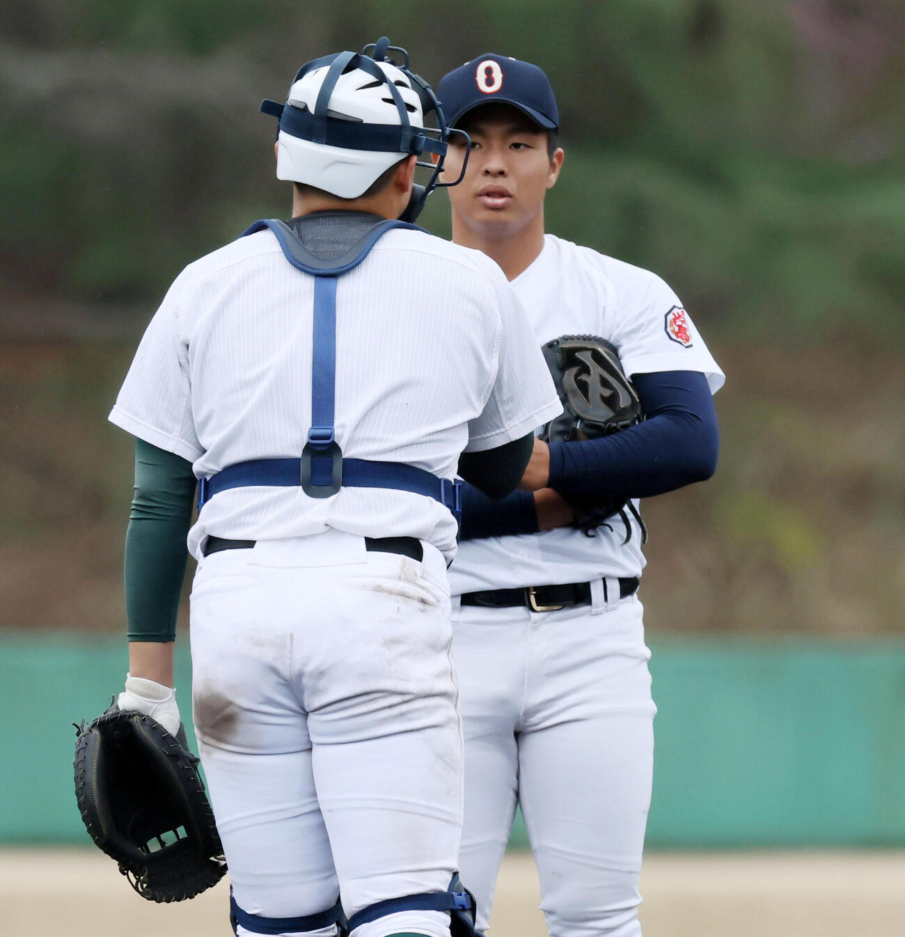 紅白戦に登板しバッテリーを組んだ専大松戸・吉岡（左）と話す沖縄尚学・末吉（撮影・加藤哉）