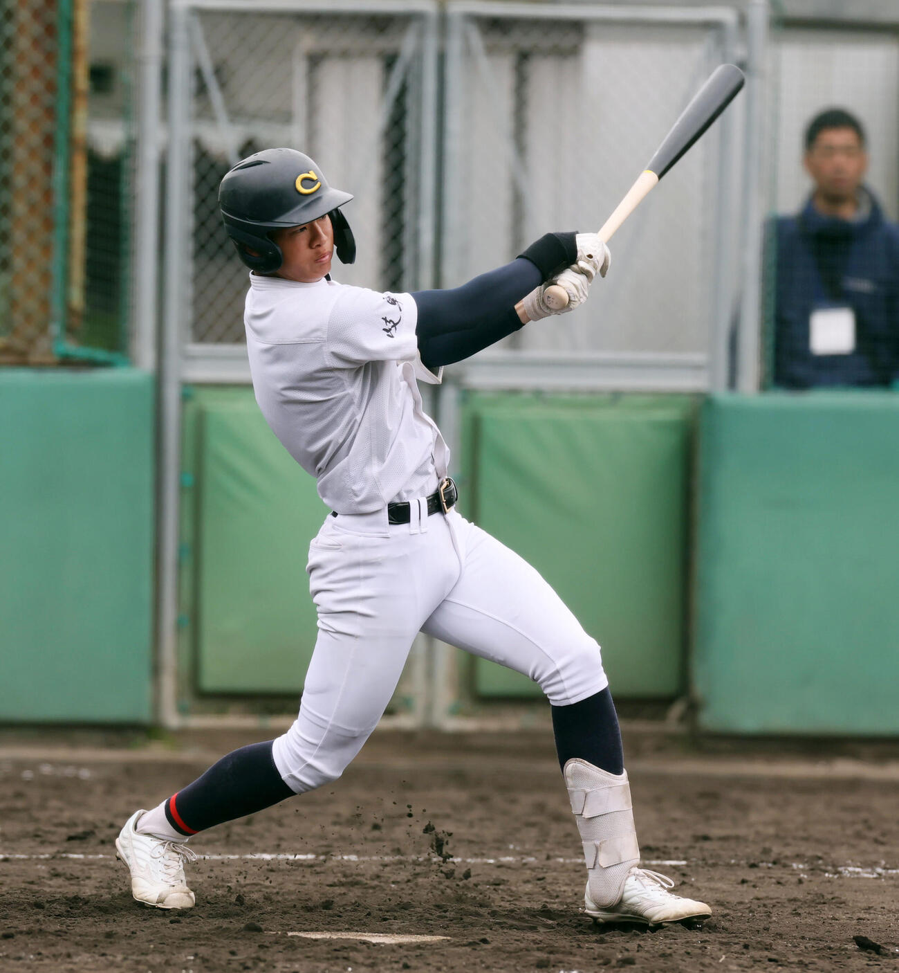 シート打撃練習で中前打を放つ中京・鈴木（撮影・加藤哉）