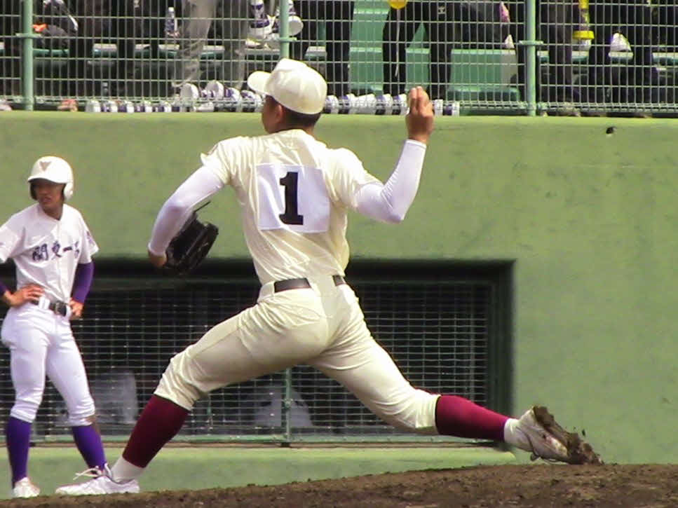 3回途中から2番手としてマウンドにあがり、5回1／3を投げ5安打3失点の早実・小俣（撮影・保坂淑子）