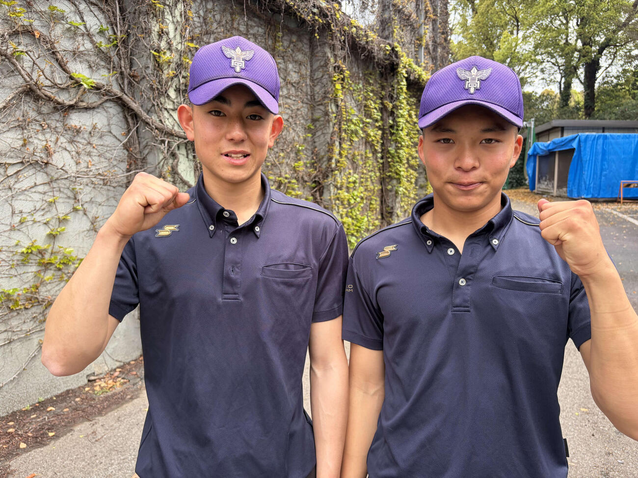（左から）勝ち越しの左越え二塁打を放った川口と、初完投勝利の石井（撮影・保坂淑子）