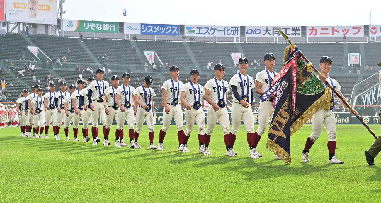 大阪桐蔭対智弁学園　優勝旗を持った大阪桐蔭・黒川を先頭にグラウンドを1周する選手たち（2026年3月31日撮影）
