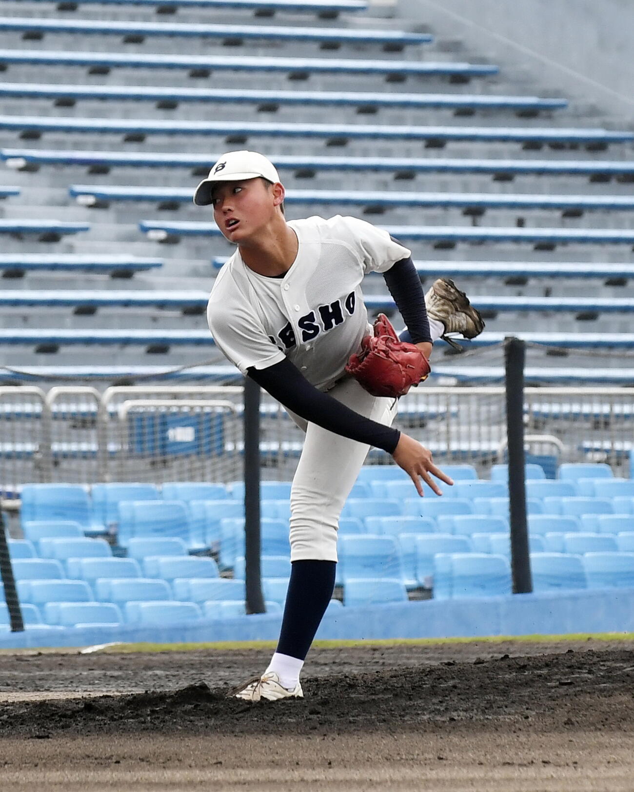 継続試合で続投し、力投する静岡商・匂坂