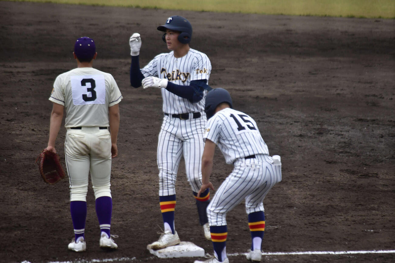 帝京対東京　6回に四球を選びチャンスを広げる帝京・目代（撮影・平山連）