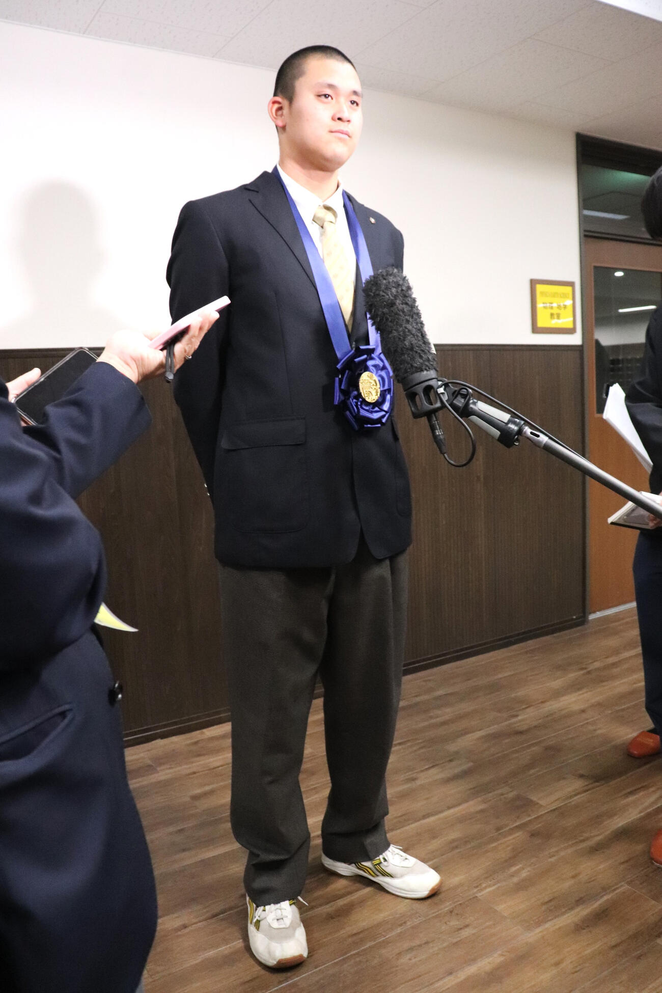 センバツ優勝報告会を終え、取材に応じる大阪桐蔭・川本（撮影・中島麗）