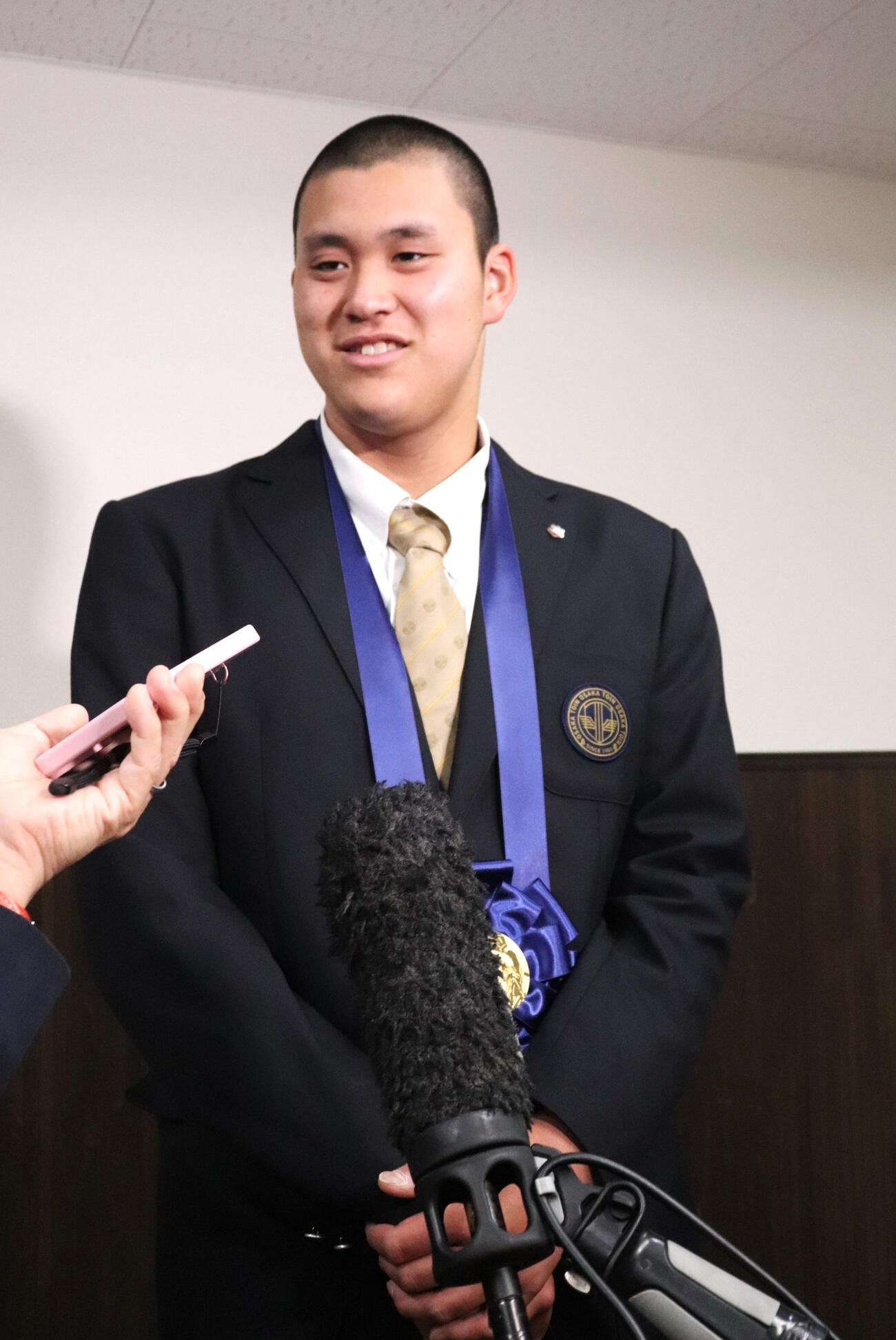 センバツ優勝報告会を終え、取材に応じる大阪桐蔭・川本（撮影・中島麗）