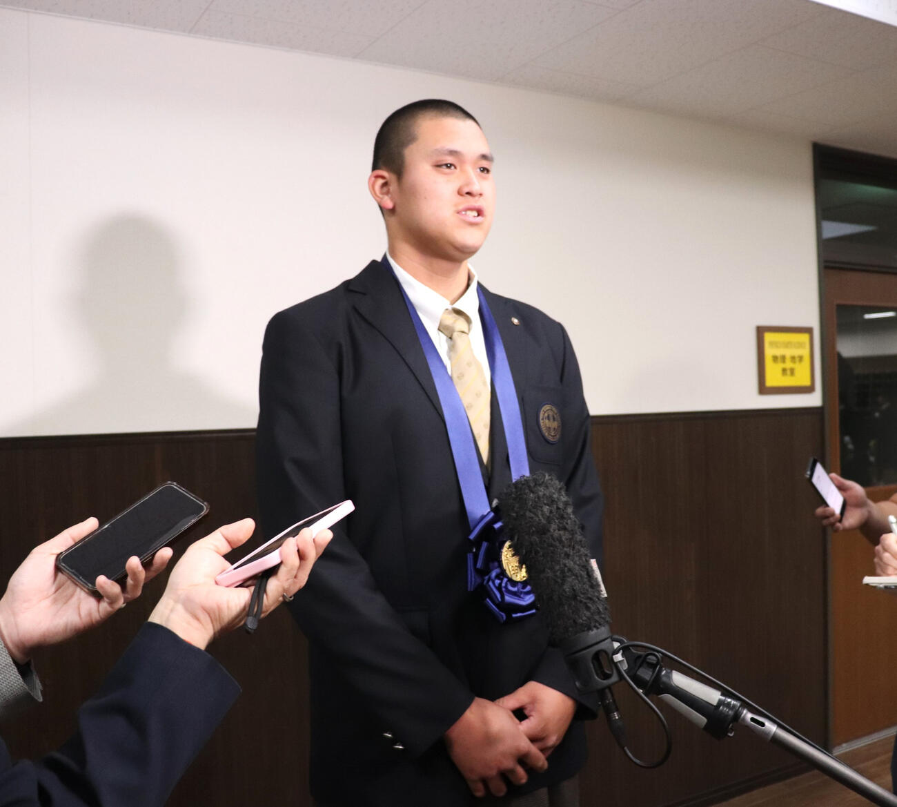 センバツ優勝報告会を終え、取材に応じる大阪桐蔭・川本（撮影・中島麗）
