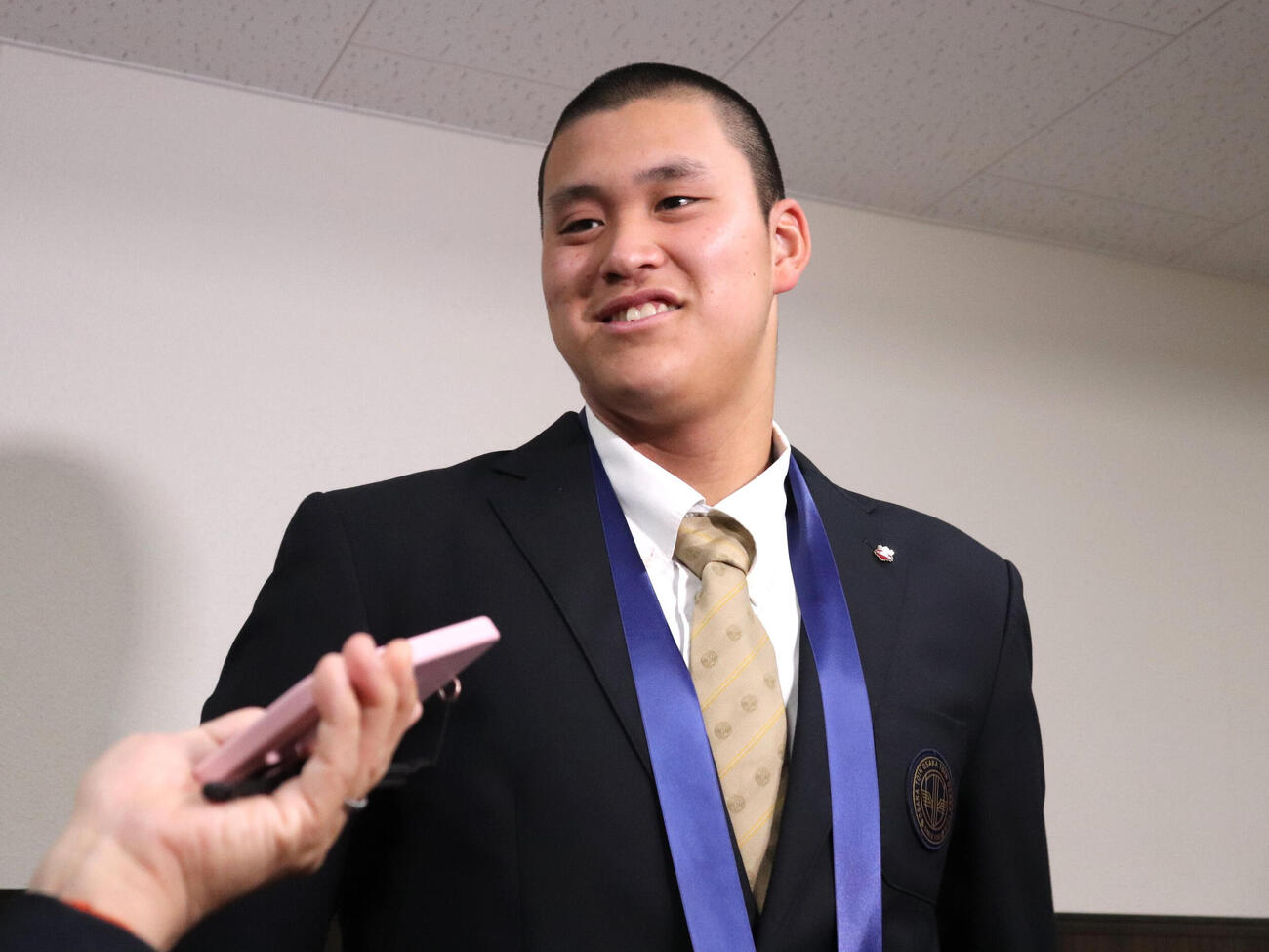 センバツ優勝報告会を終え、取材に応じる大阪桐蔭・川本。柔らかい表情で、気持ち新たに春夏連覇への思いを打ち明けた（撮影・中島麗）