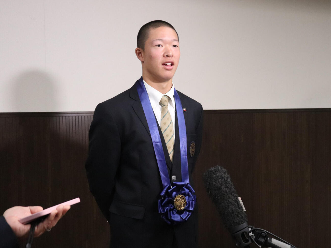 センバツ優勝報告会を終え、取材に応じた大阪桐蔭・吉岡（撮影・中島麗）