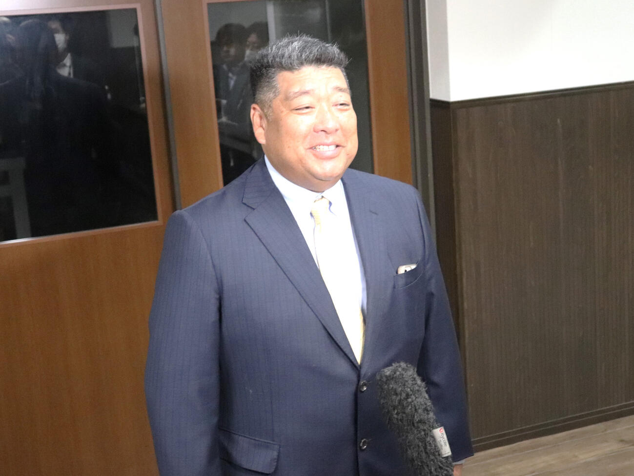 校内で生徒たちへのセンバツ優勝報告会を終え、取材に応じる大阪桐蔭・西谷監督（撮影・中島麗）