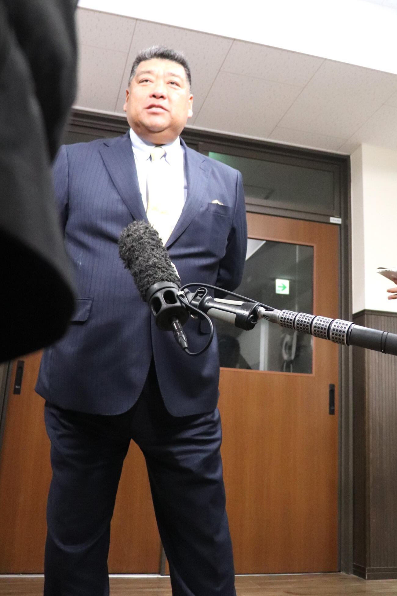 校内で生徒たちへのセンバツ優勝報告会を終え、取材に応じる大阪桐蔭・西谷監督（撮影・中島麗）