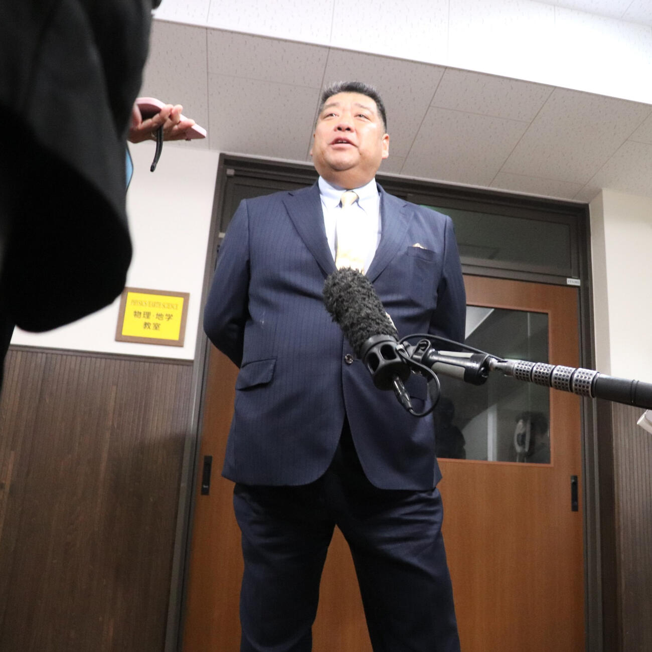 校内で生徒たちへのセンバツ優勝報告会を終え、取材に応じる大阪桐蔭・西谷監督（撮影・中島麗）