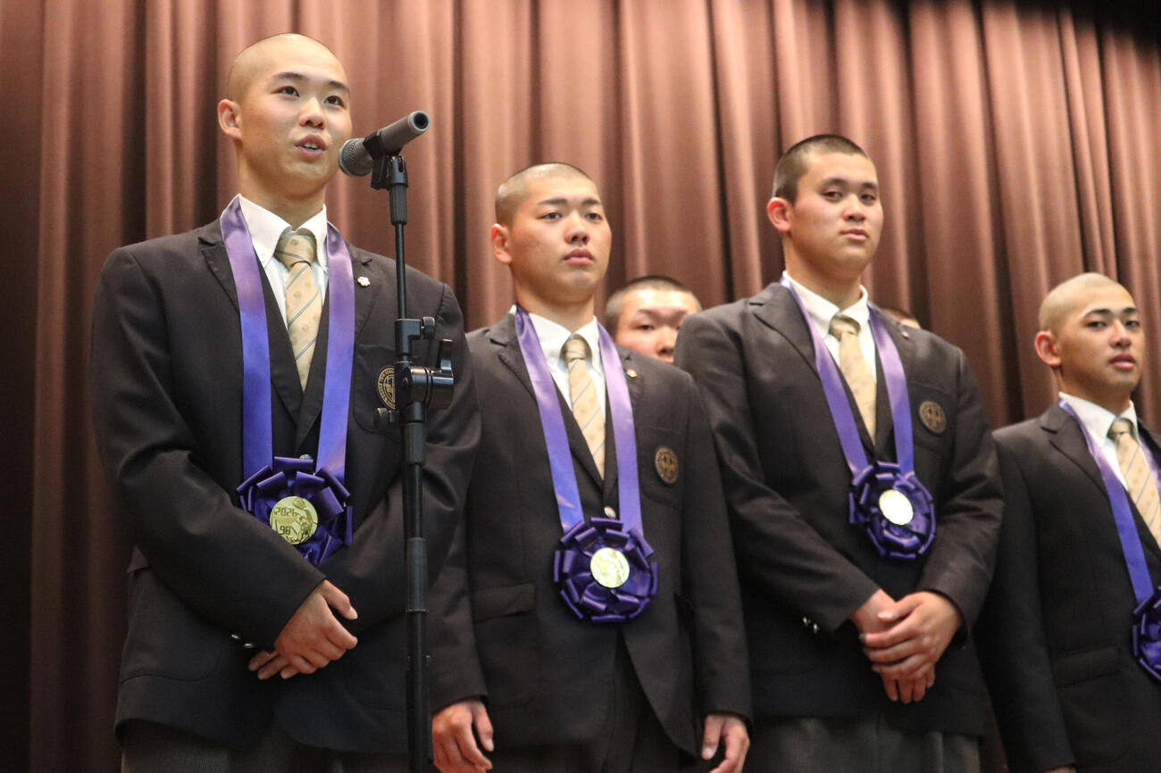 センバツ優勝報告会で学校関係者に応援のお礼と感謝を述べた、大阪桐蔭・主将の黒川（写真左）（撮影・中島麗）