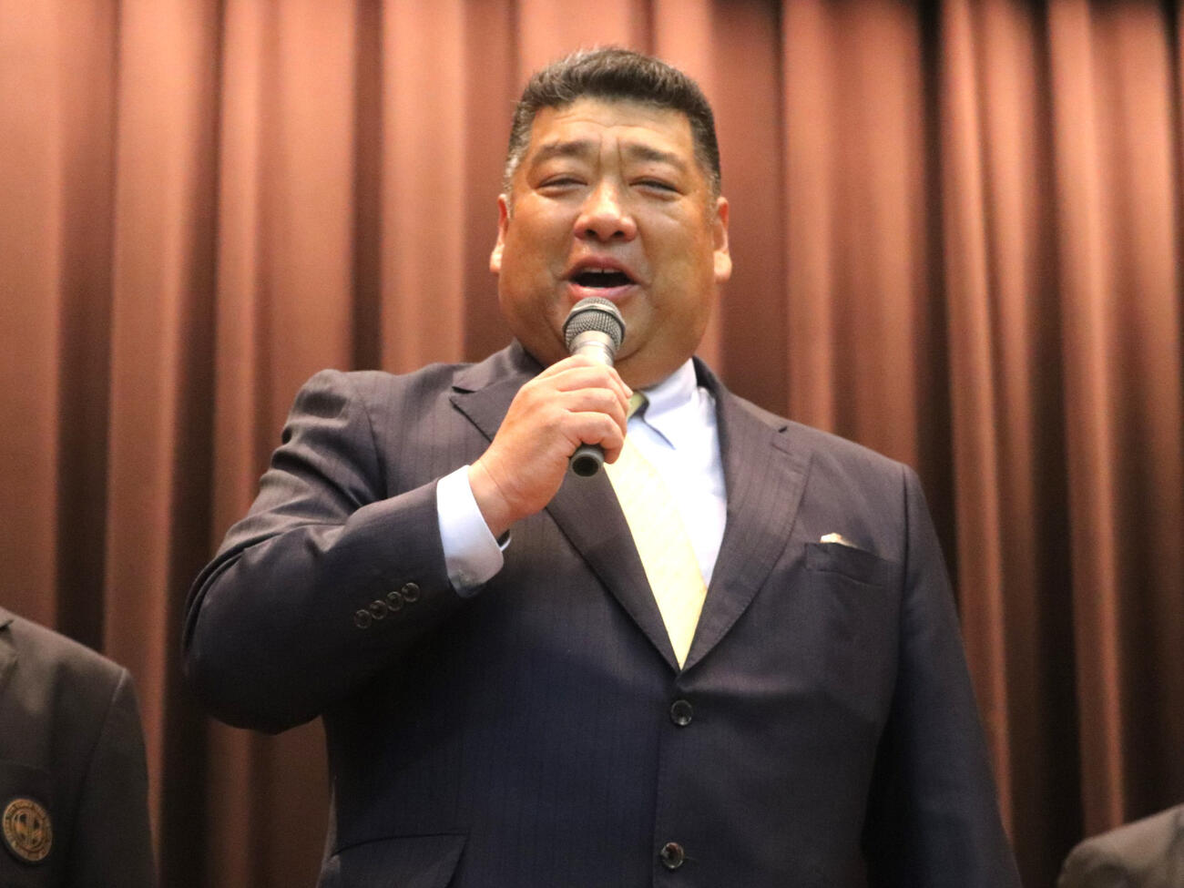 センバツ優勝報告会で壇上で感謝の旨を語った、大阪桐蔭・西谷監督（撮影・中島麗）