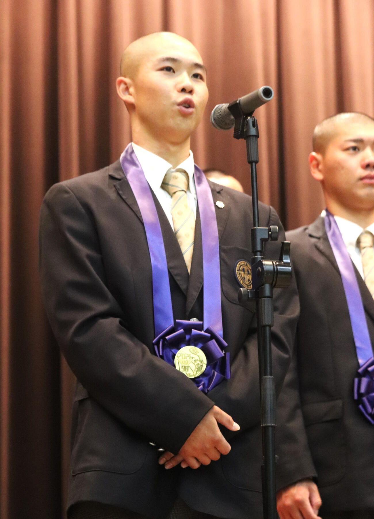 センバツ優勝報告会で学校関係者に応援のお礼と感謝を述べた、大阪桐蔭・主将の黒川（撮影・中島麗）