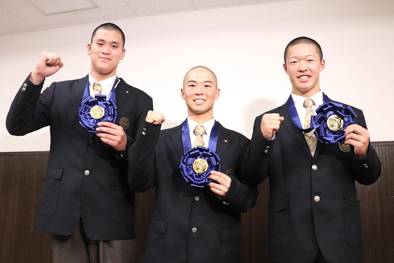 センバツ優勝報告会を終え、優勝記念のメダルを手に写真に収まる大阪桐蔭・川本（左）と主将の黒川、吉岡（撮影・中島麗）