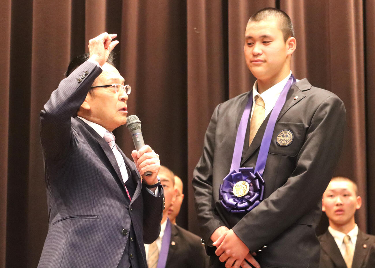 センバツ優勝報告会で大阪桐蔭吹奏楽部の梅田隆司総監督から壇上で「大きいな～」と声をかけられた、川本（撮影・中島麗）