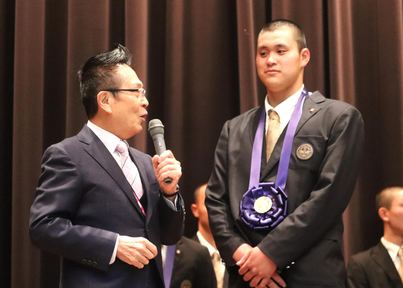 センバツ優勝報告会で大阪桐蔭吹奏楽部の梅田隆司総監督から壇上で「大きいな～」と声をかけられた、川本（撮影・中島麗）