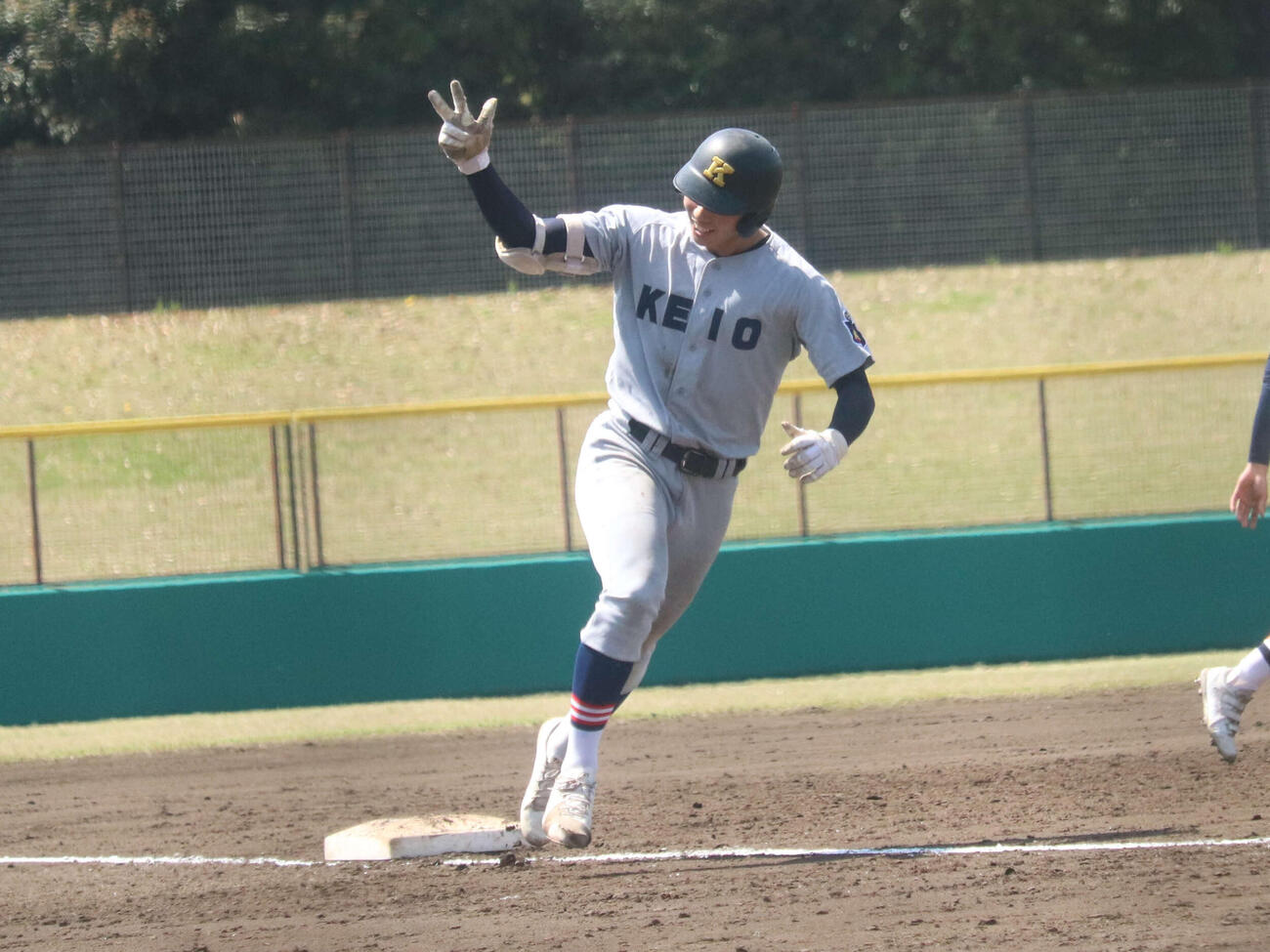 5回、無死一、二塁から右越え3ラン本塁打を放ち、3本の指を立てながらダイヤモンドを走る慶応の湯本（撮影・保坂淑子）