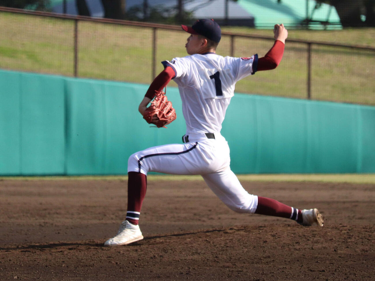 9回一、二塁から3番手としてマウンドに上がった桐光学園の林（撮影・保坂淑子）