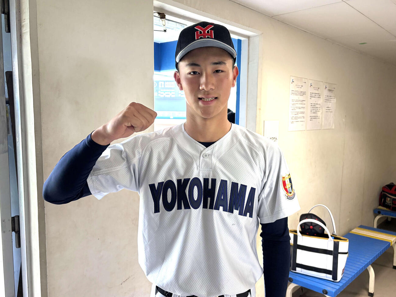 高校デビュー戦で3打数2安打5打点と活躍し、ガッツポーズをみせる畠山（撮影・保坂淑子