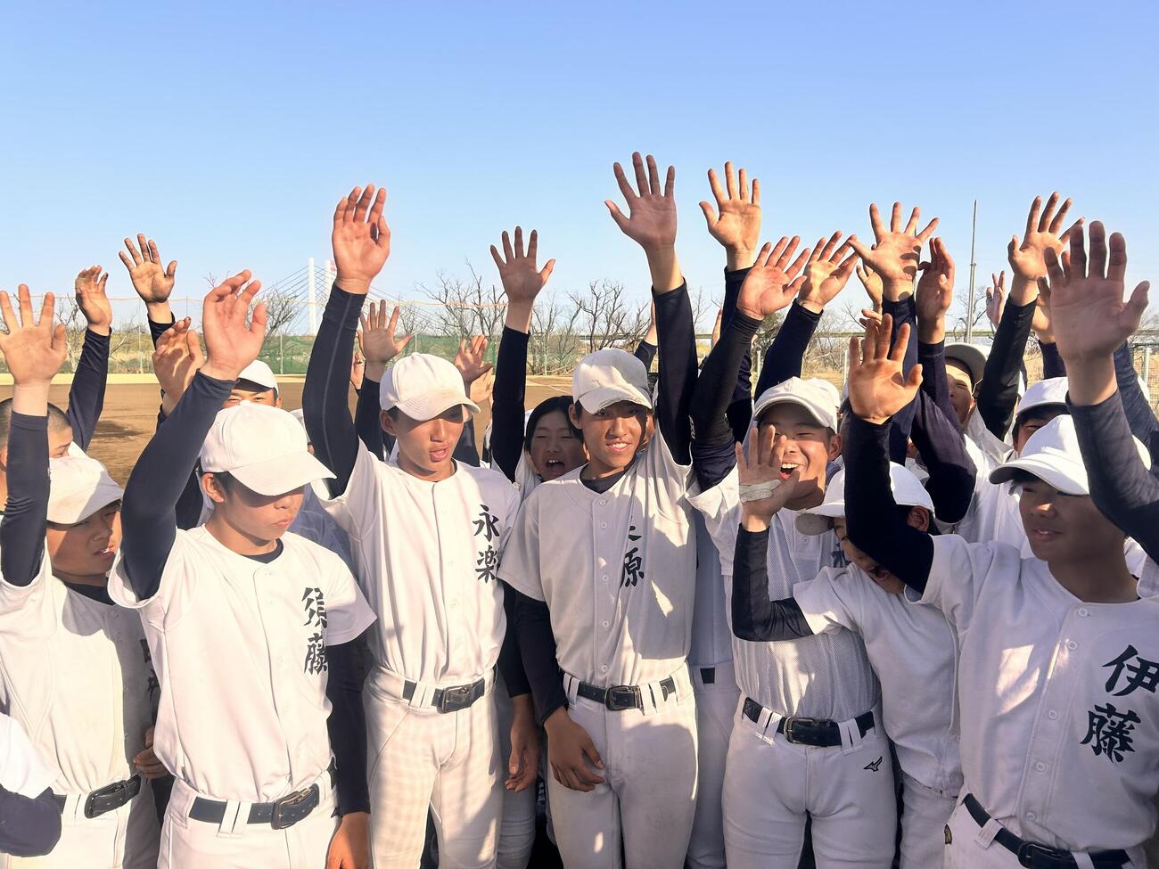 記者が「高校野球で7イニング制採用に反対する人は挙手してください」と伝えると、練馬北シニアの選手たちから一斉に手が上がった（撮影・平山連）