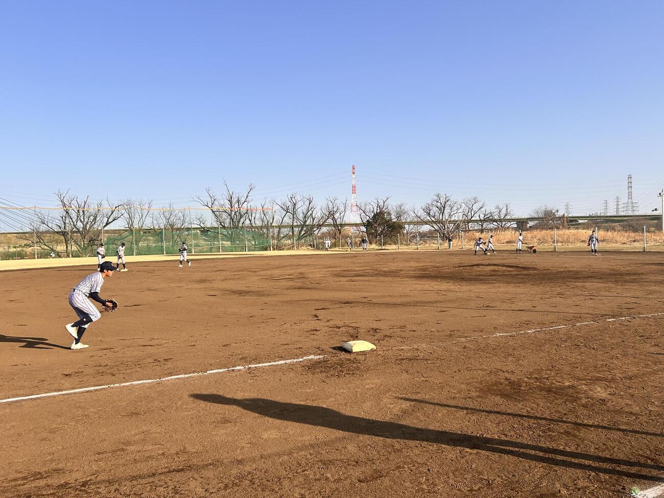 練馬北シニアへ取材に訪れた3月はこの春から高校進学する中学3年生たちがノックを受けていた。彼らが在学中に7イニング制が採用されるかどうか注目されている（撮影・平山連）
