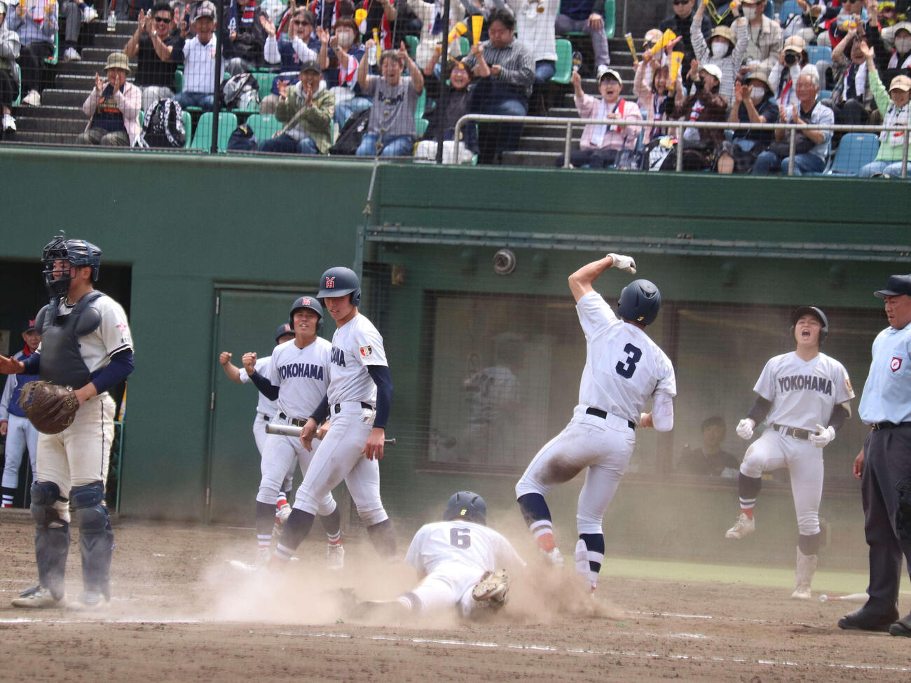 9回、同点に追い付きなおも1死一、二塁から安食琥太郎の中前2点適時打で勝ち越しのヘッドスライディングを決める池田（撮影・保坂淑子）
