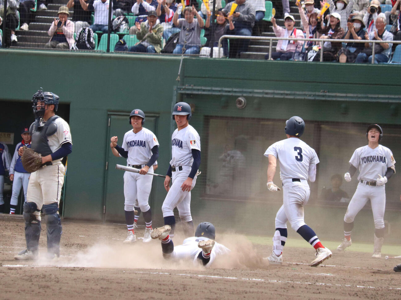 9回、同点に追い付きなおも1死一、二塁から安食琥太郎の中前2点適時打で勝ち越しのヘッドスライディングを決める池田（撮影・保坂淑子）