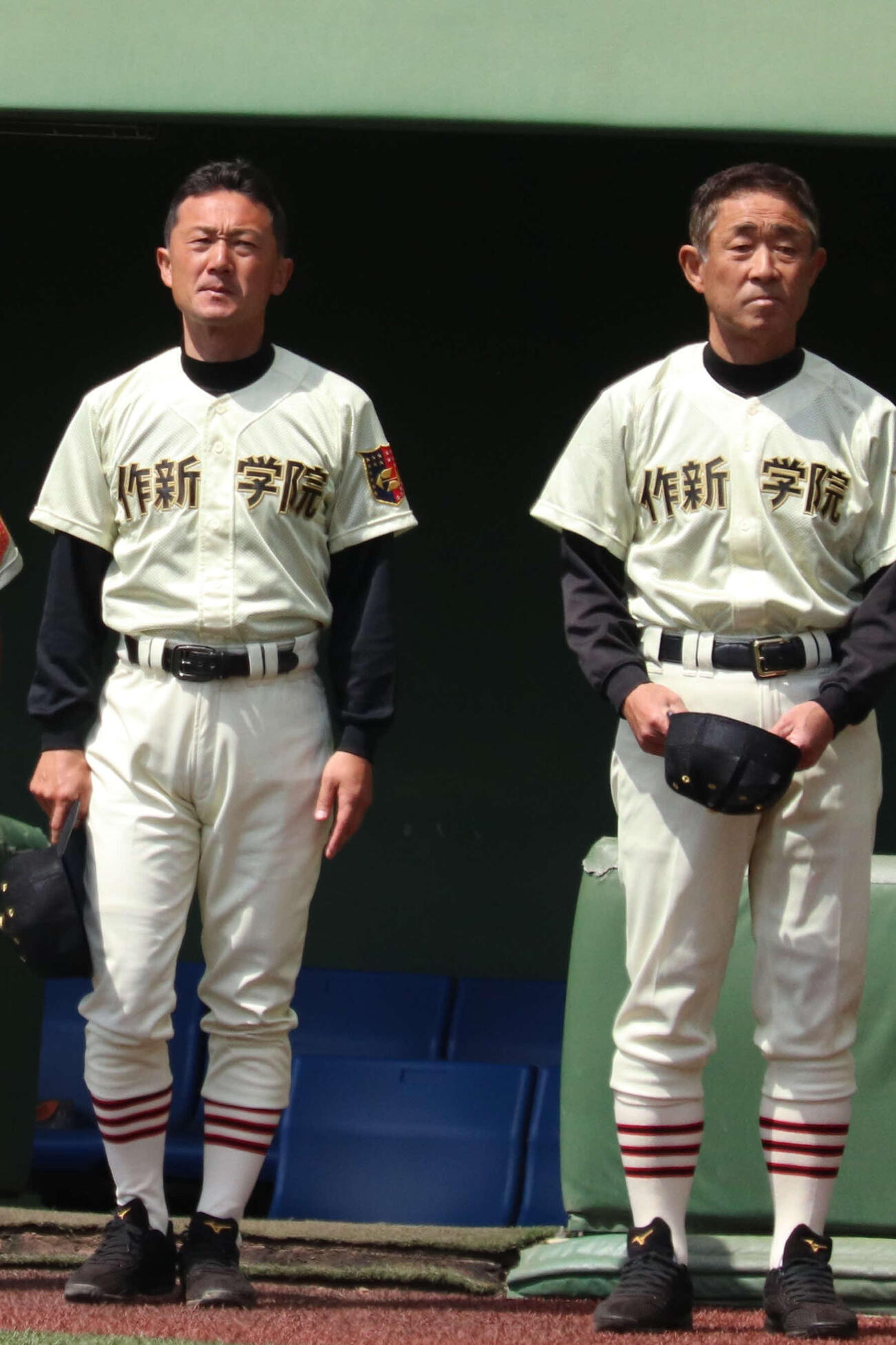 試合後の整列で、ベンチ前に並ぶ作新学院の（左から）小針監督、岩嶋部長（撮影・保坂淑子）