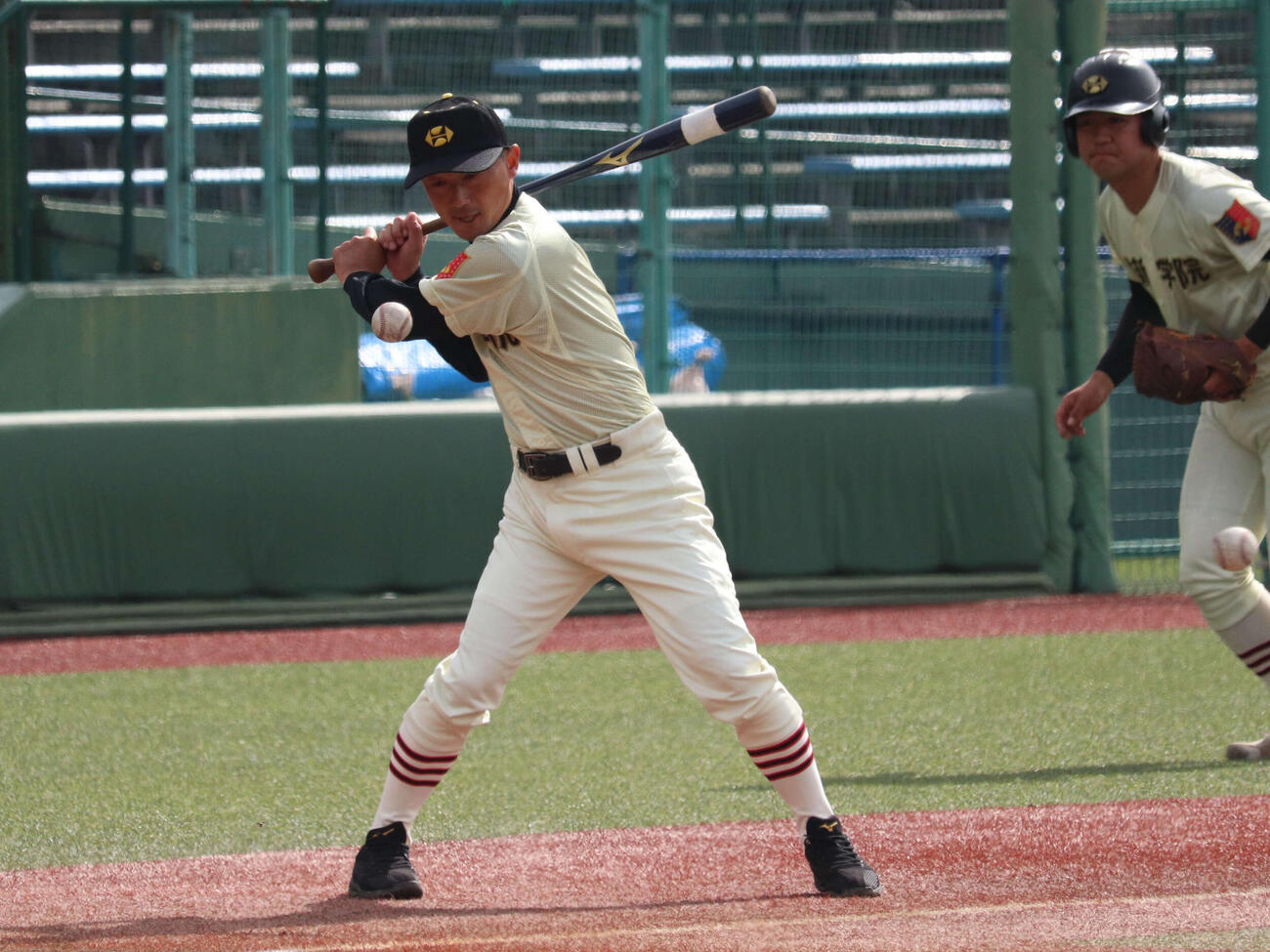試合前、選手たちにノックを打つ作新学院の小針監督（撮影・保坂淑子）