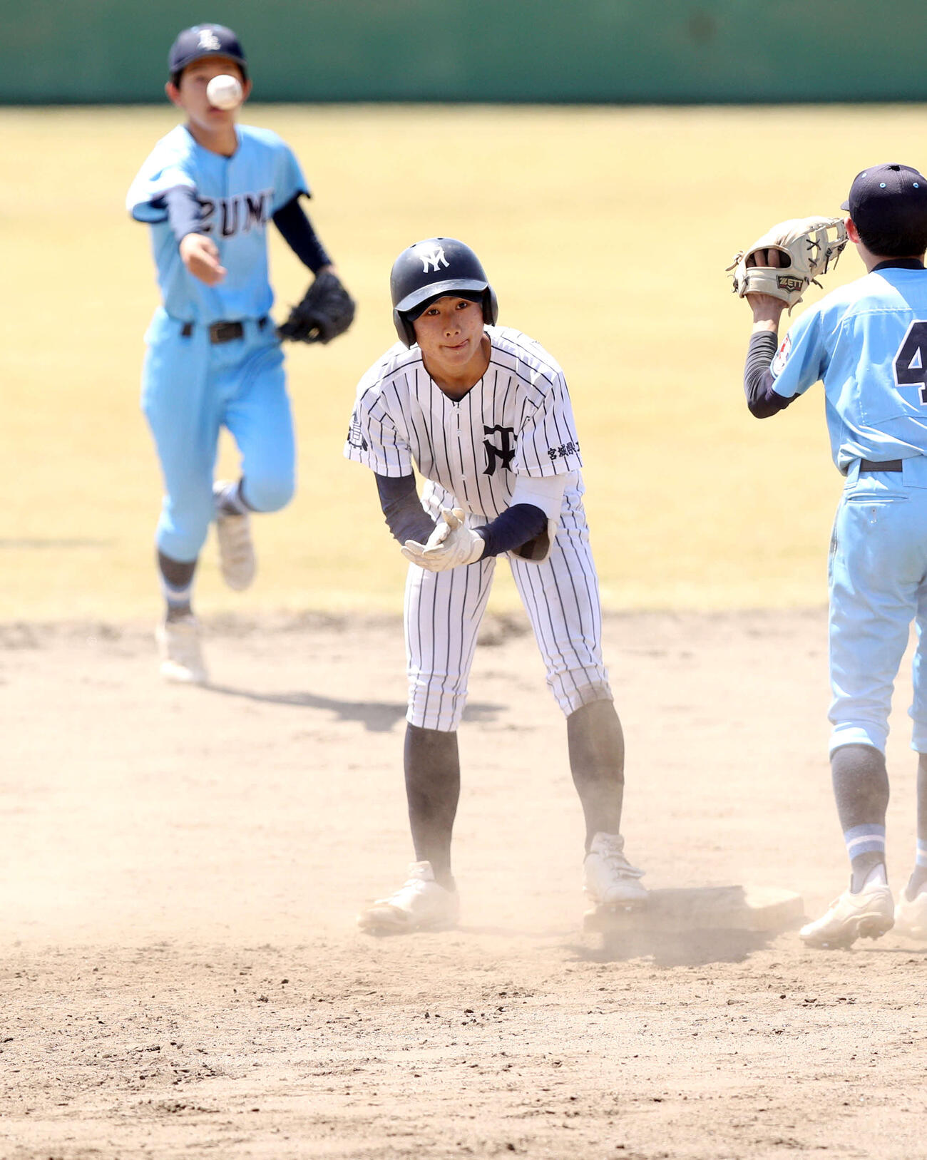 宮城工対泉　3回裏宮城工1死二、三塁、左前適時打を放ち塁上で拍手する藤沢（撮影・木村有優）