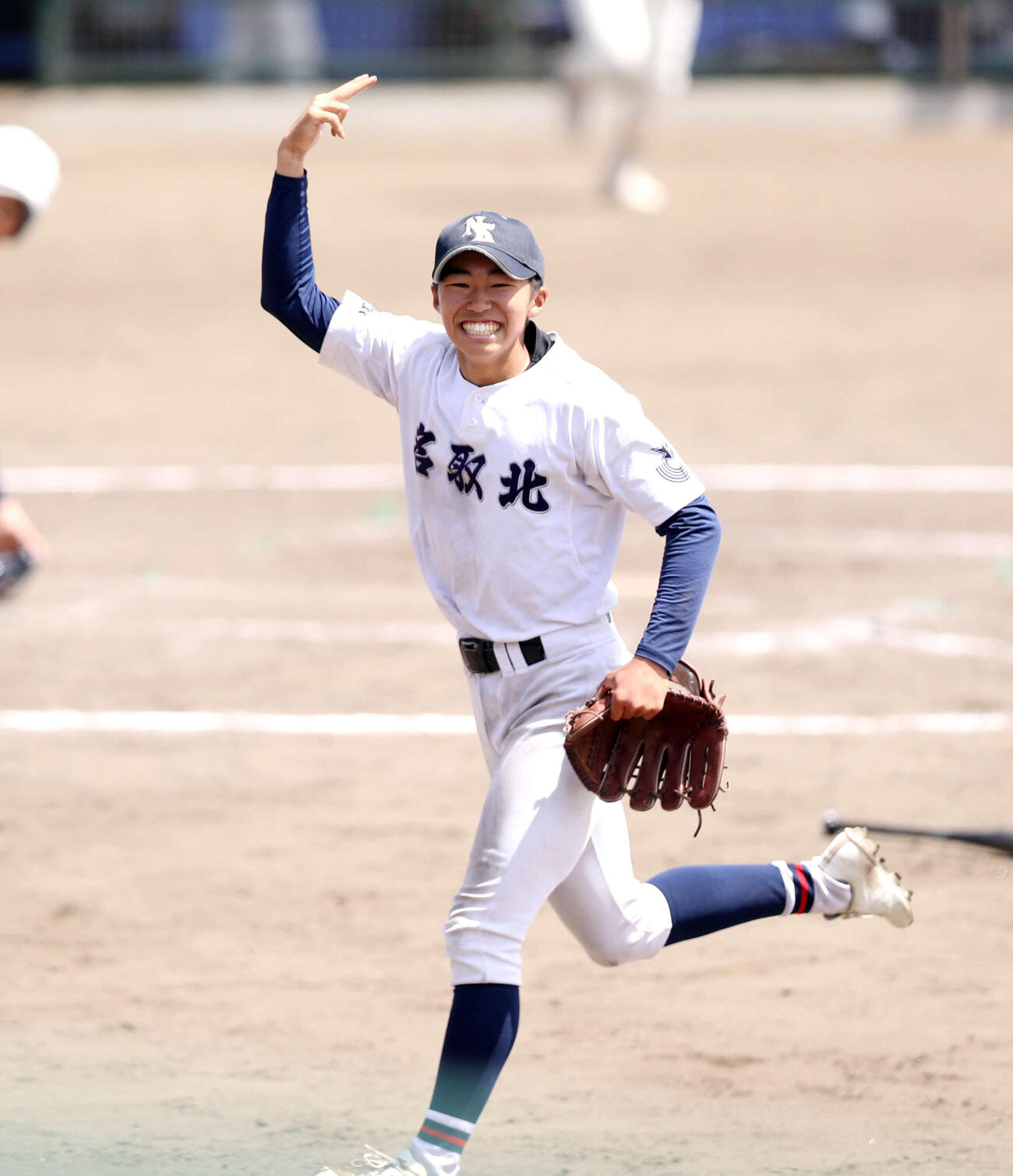 名取北対仙台南　名取北・佐久間啓心投手が8回、3者凡退に抑え、笑顔でベンチに戻った＝2026年4月22日