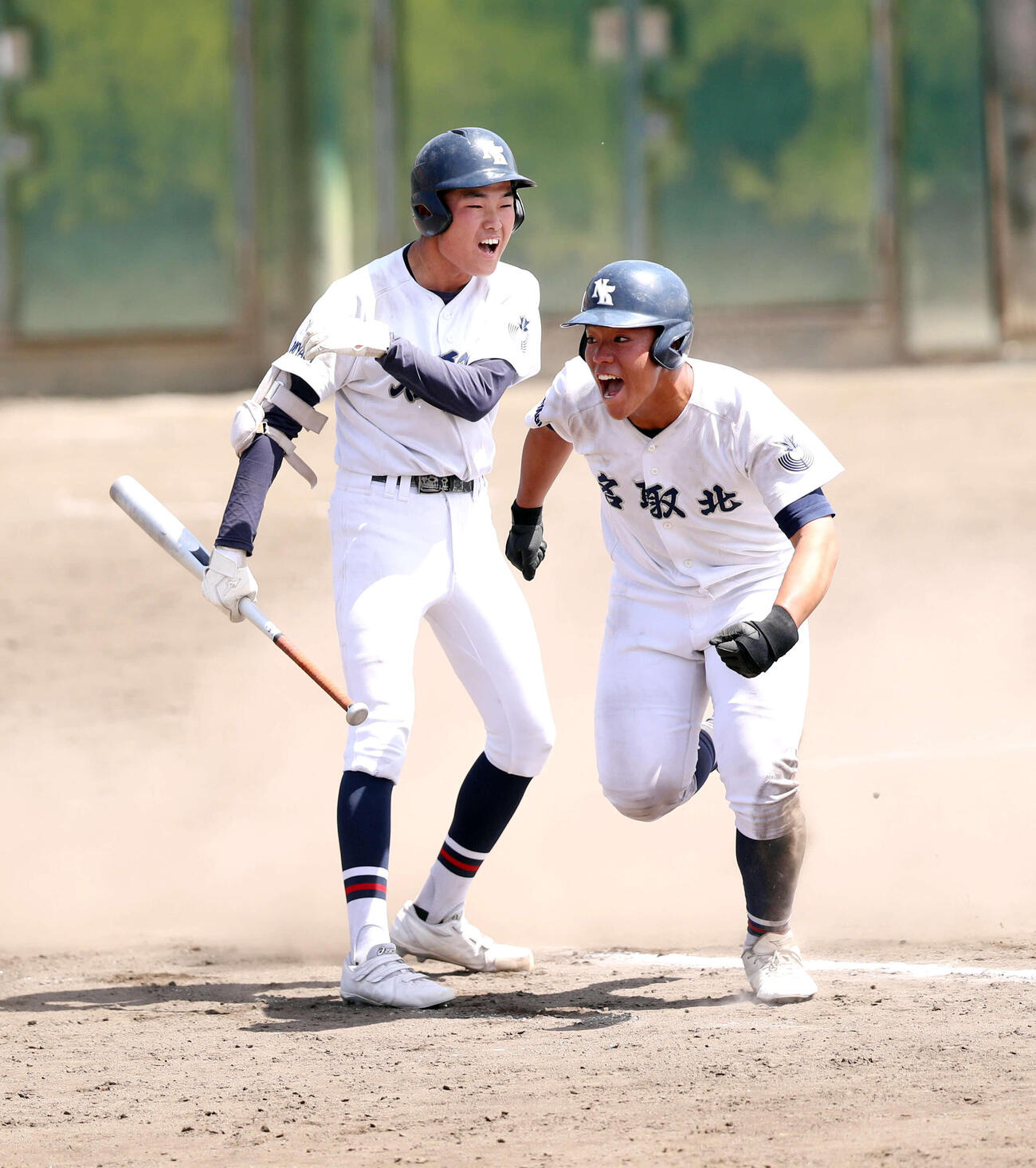 名取対仙台南　名取・丸山諒大内野手（右）が8回、生還を喜んだ＝2026年4月22日