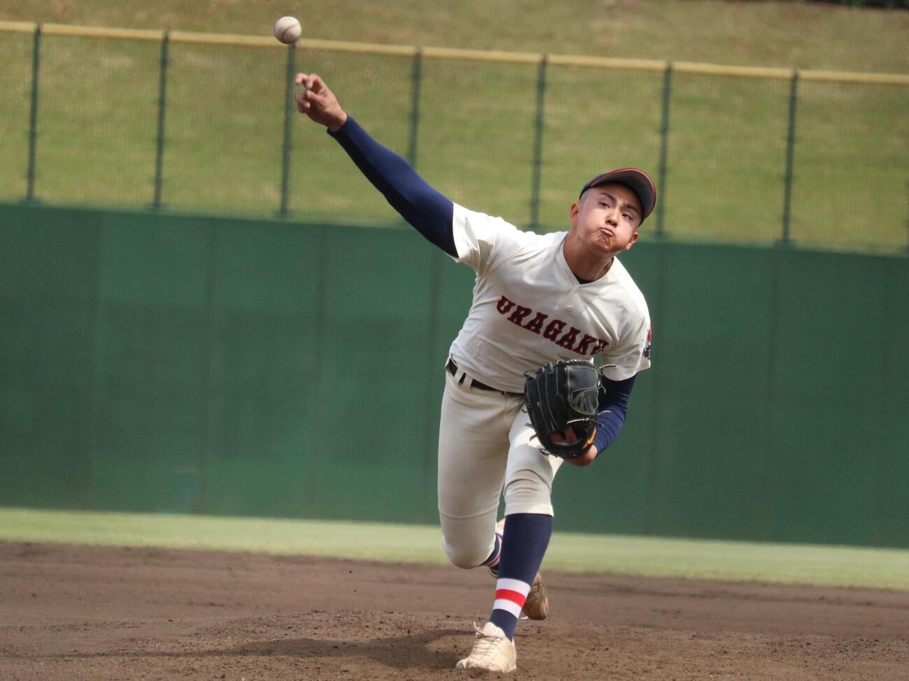 春季埼玉大会　飯能－浦和学院　9点リードで迎えた6回、2番手としてマウンドにあがり、1回を1安打無失点に抑えた浦和学院の深谷蓮投手＝2026年4月25日