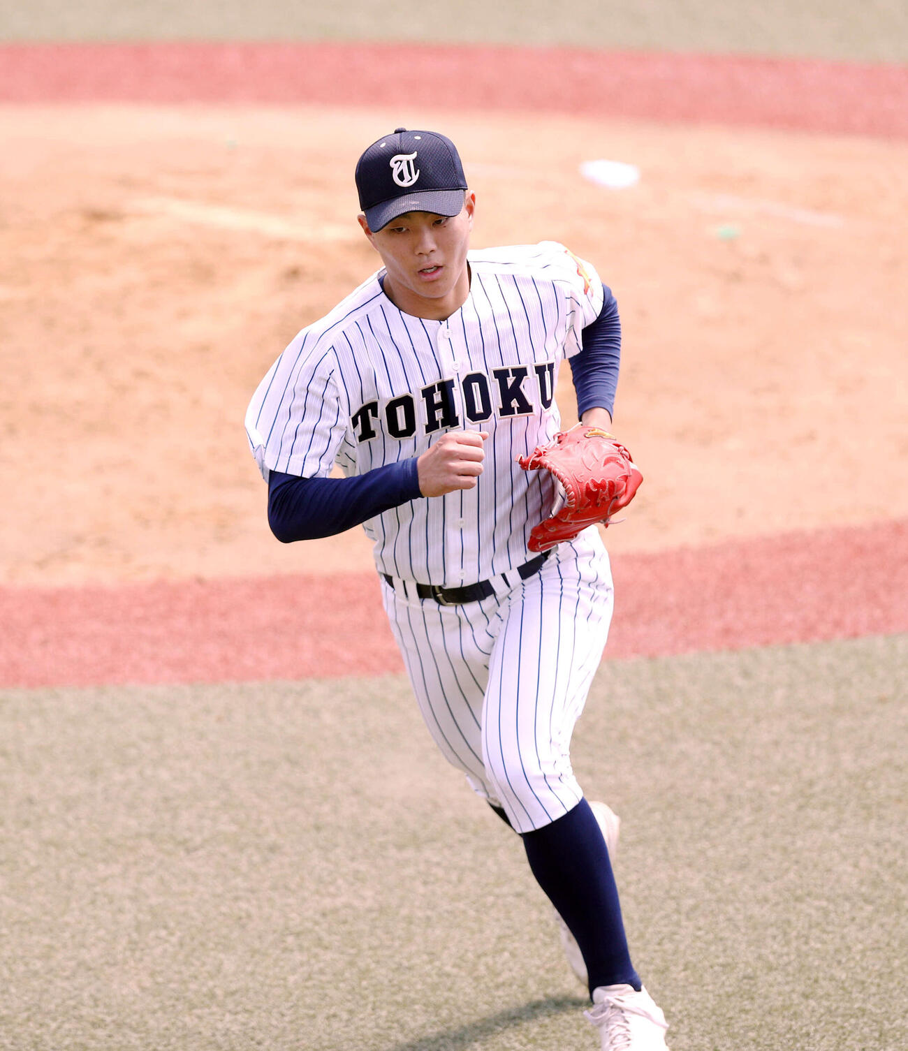 泉松陵対東北　東北・石崎隼投手が4回、3者凡退に抑えベンチに戻った
