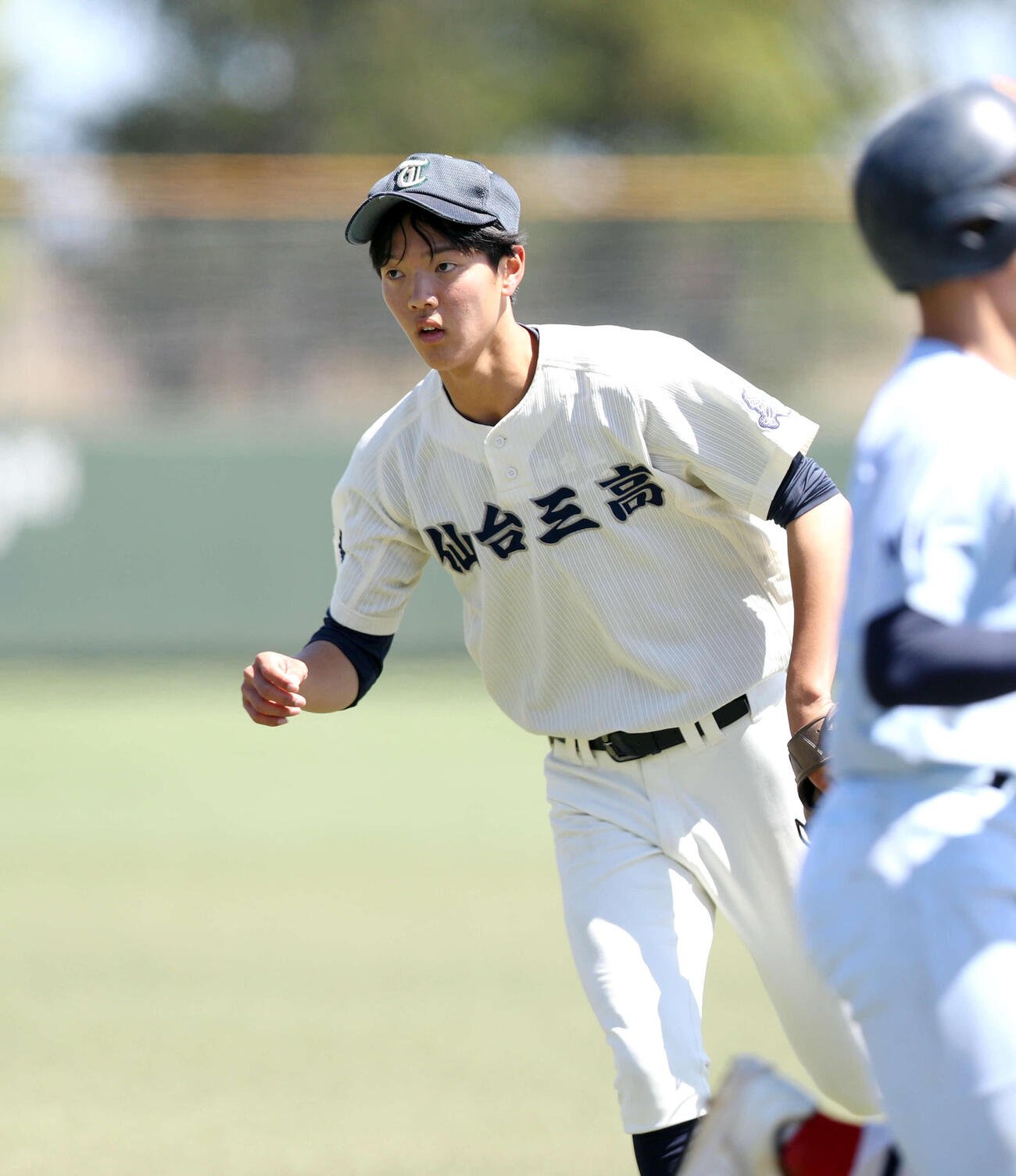 仙台三対東北生文大高　1回、3者凡退に抑えガッツポーズする仙台三・井上颯陽