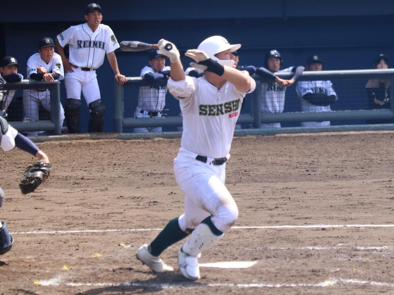 千葉黎明対専大松戸　4回、先頭で右越え三塁打を打つ専大松戸の吉岡伸太朗
