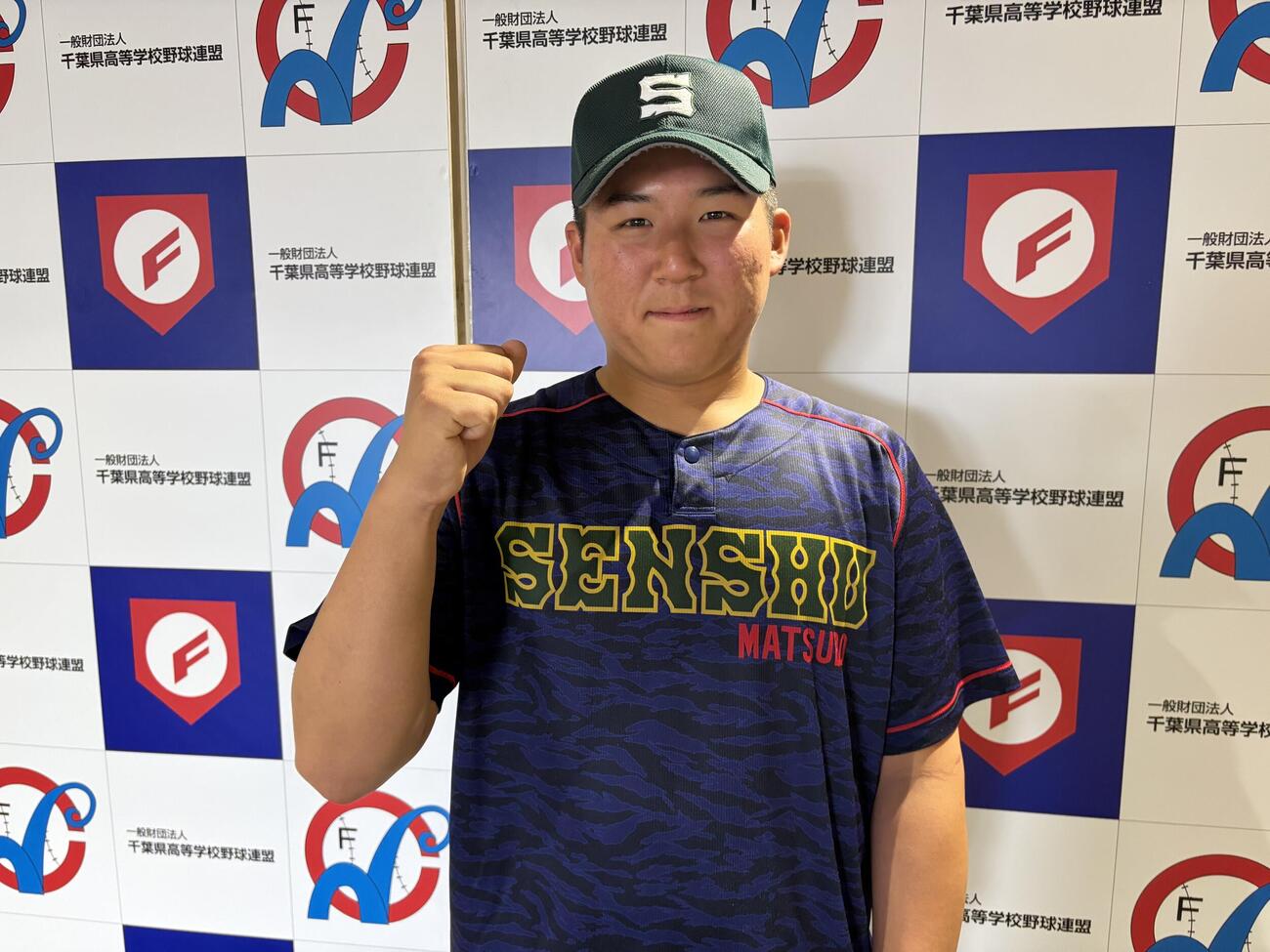 春季千葉大会　千葉黎明対専大松戸　1本塁打を含む3打数3安打5打点の活躍にガッツポーズを見せる専大松戸、4番の吉岡伸太朗（撮影・保坂淑子）