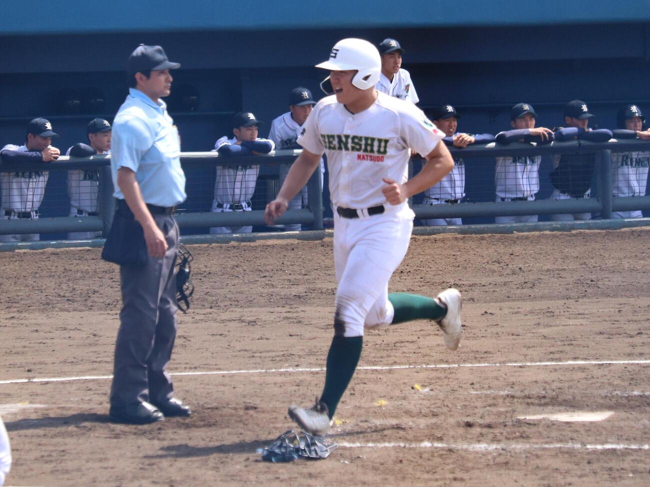 千葉黎明対専大松戸　4回、無死三塁から長谷川大納の中前適時打で笑顔でホームインする吉岡伸太朗