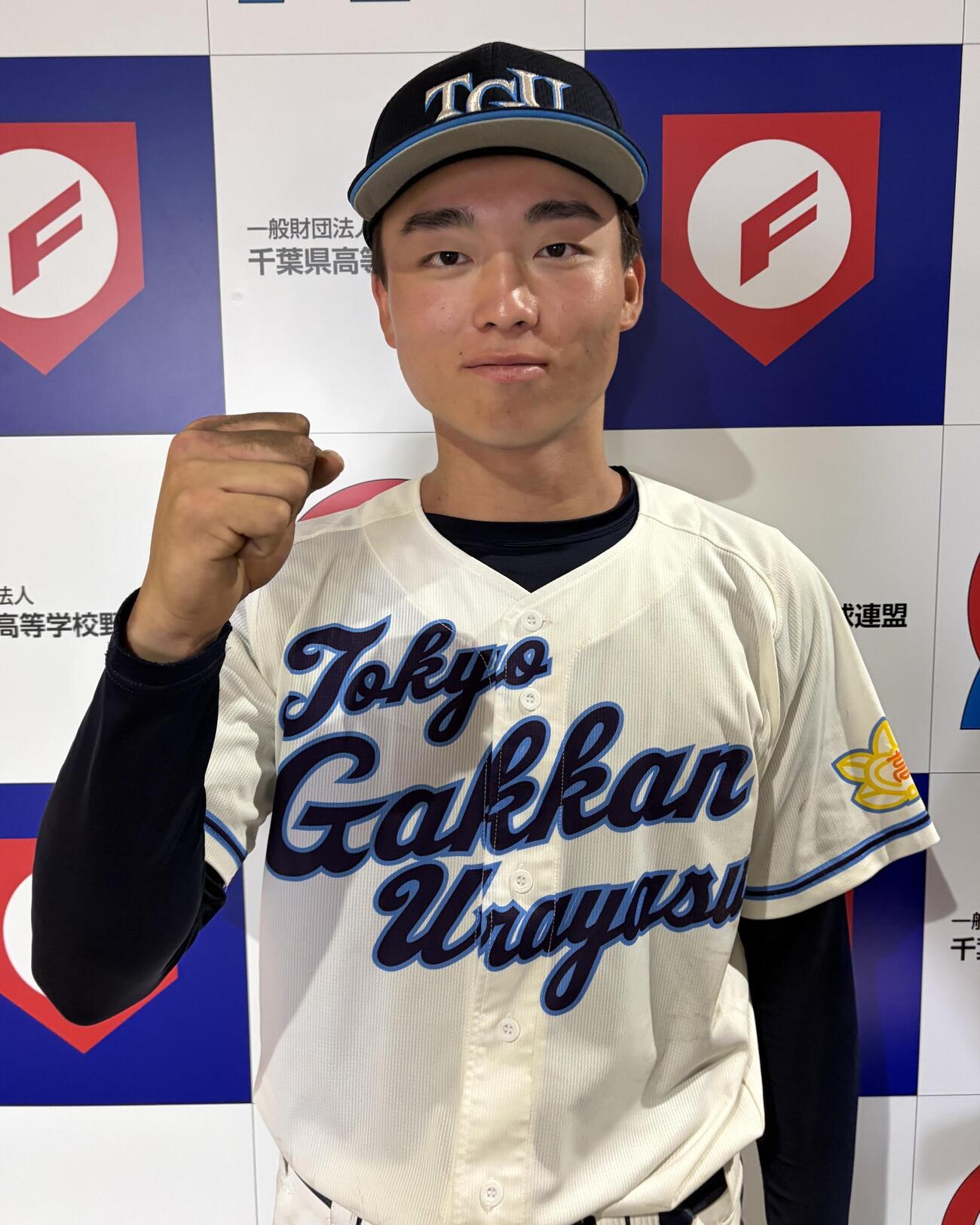 高校野球春季千葉大会　千葉学芸対学館浦安　2試合連続の完投勝利にガッツポーズを見せる学館浦安の大家雅史=千葉県天台野球場、保坂淑子撮影