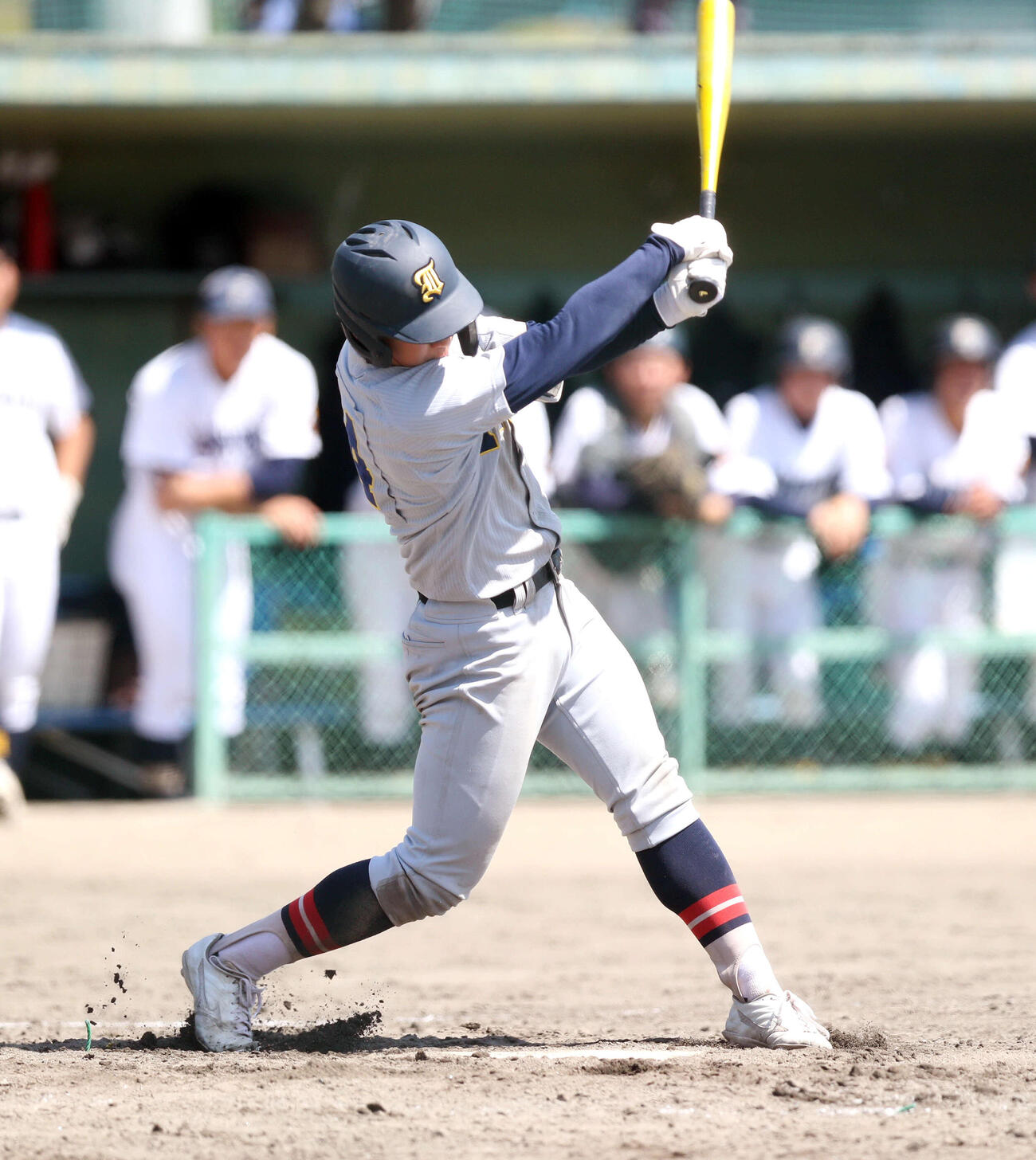 仙台一対仙台育英　仙台育英・有本豪琉内野手は5回1死二塁、左前適時打を放った