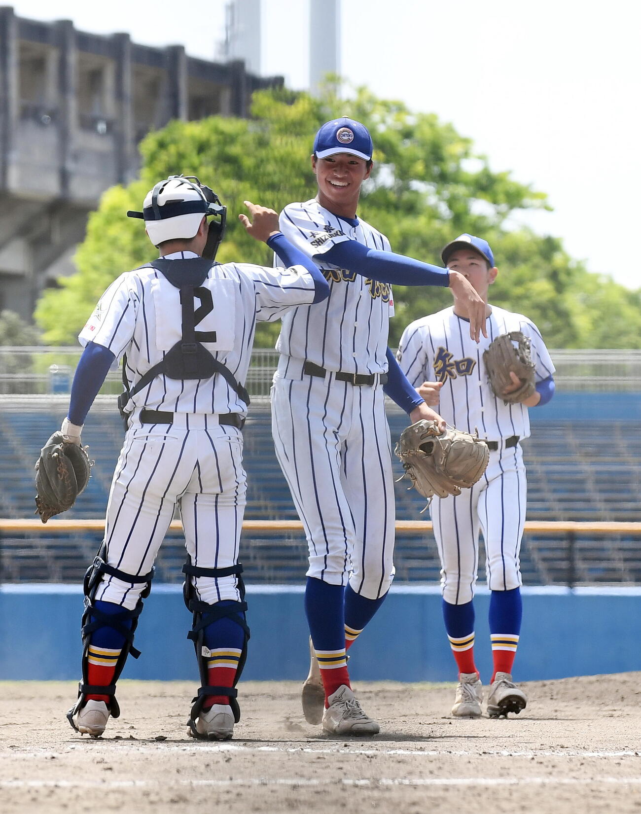 春季高校野球静岡県大会準々決勝・知徳対静岡　準決勝進出を決め、仲間と笑顔でタッチを交わす知徳・渡辺大地（中央）（撮影・前田和哉）