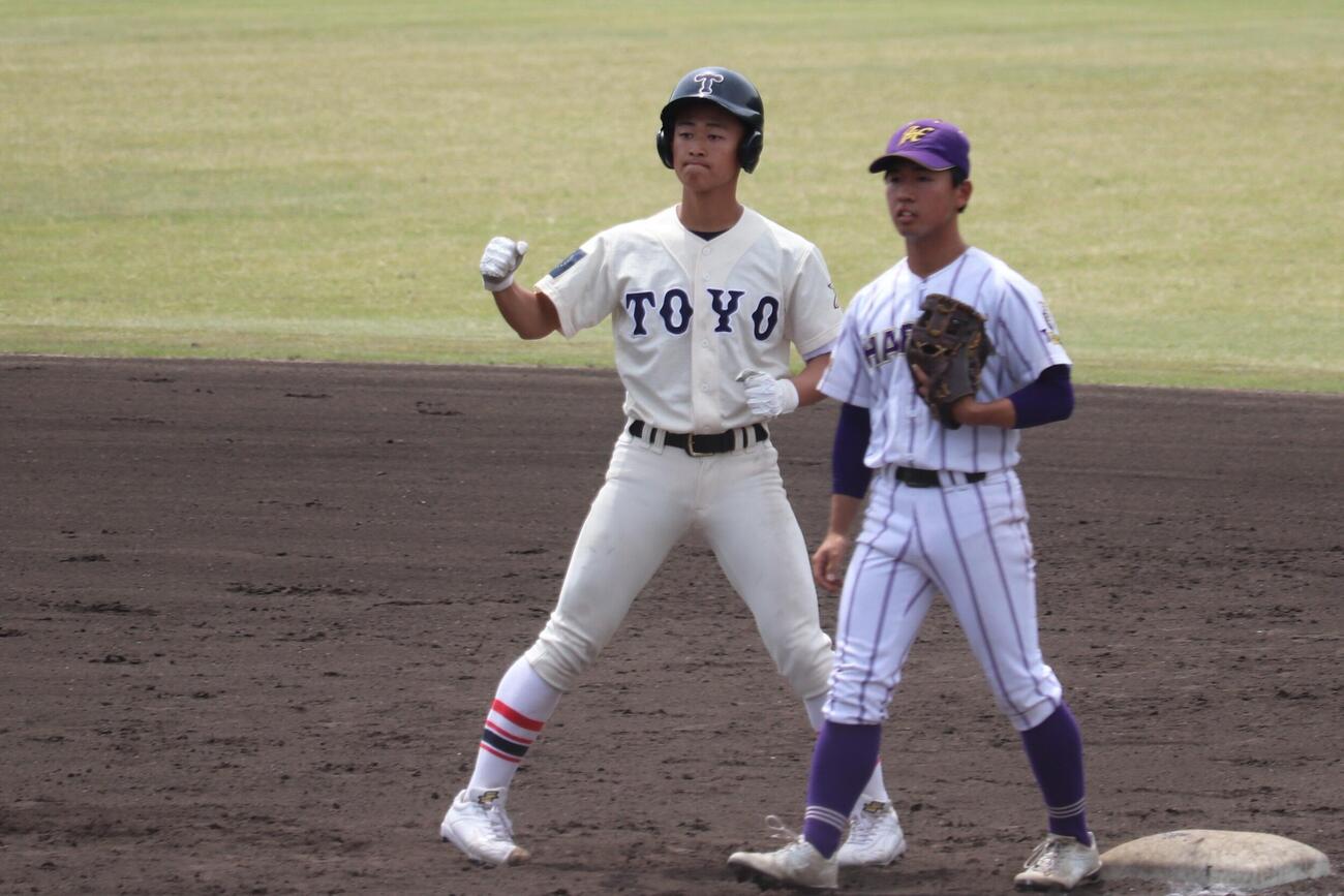 東播磨対東洋大姫路　7回、決勝打を放ちガッツポーズする實光