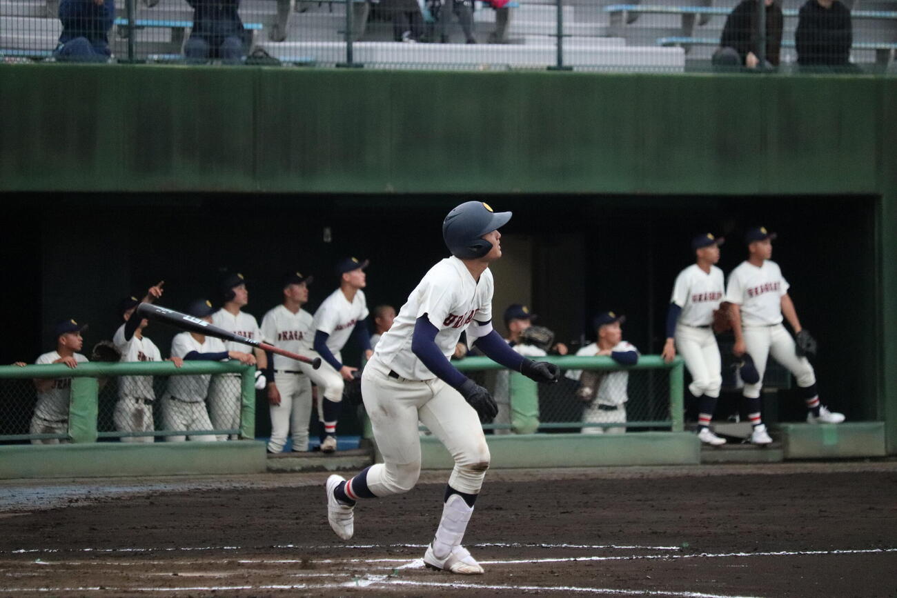 春季埼玉大会　浦和学院対県浦和　7回。2死一塁から、中越え適時二塁打を放つ内藤蒼捕手（撮影・保坂淑子）