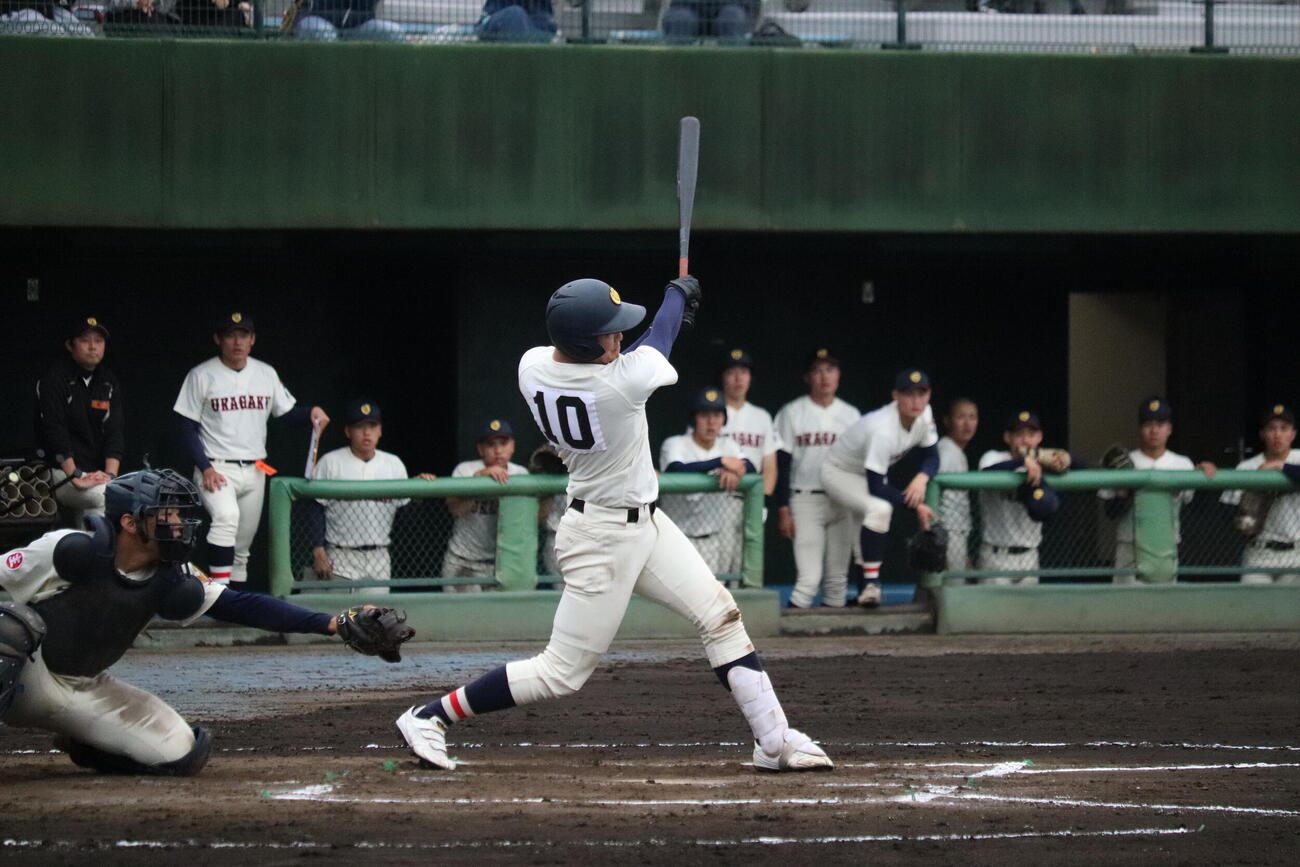 春季埼玉大会　浦和学院対県浦和　7回。2死一塁から、中越え適時二塁打を放つ内藤蒼捕手（撮影・保坂淑子）