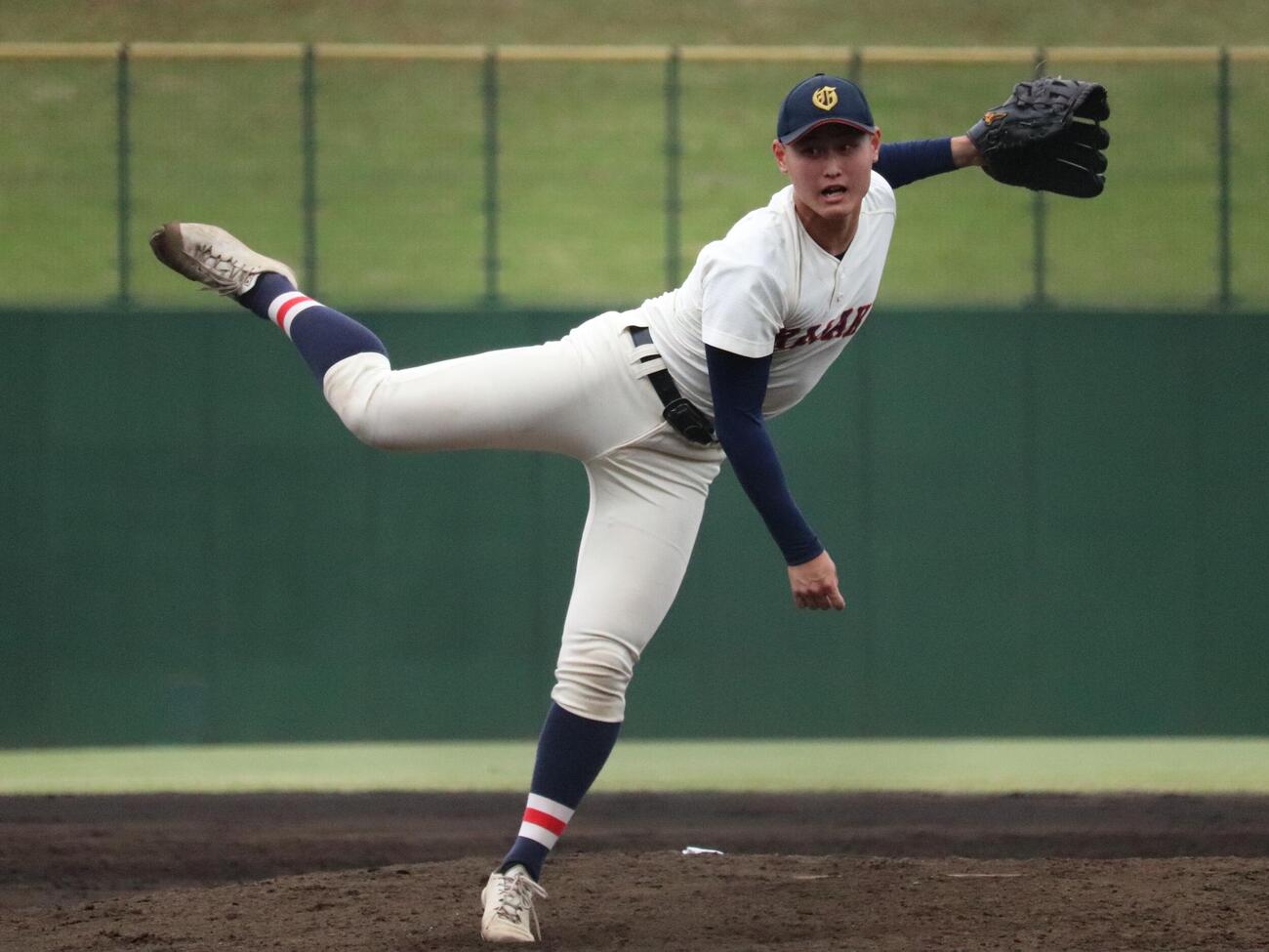 春季埼玉大会　浦和学院対県浦和　8回、3番手としてマウンドに上がり、2回を1安打無失点と好救援のエース・日髙創太（撮影・保坂淑子）
