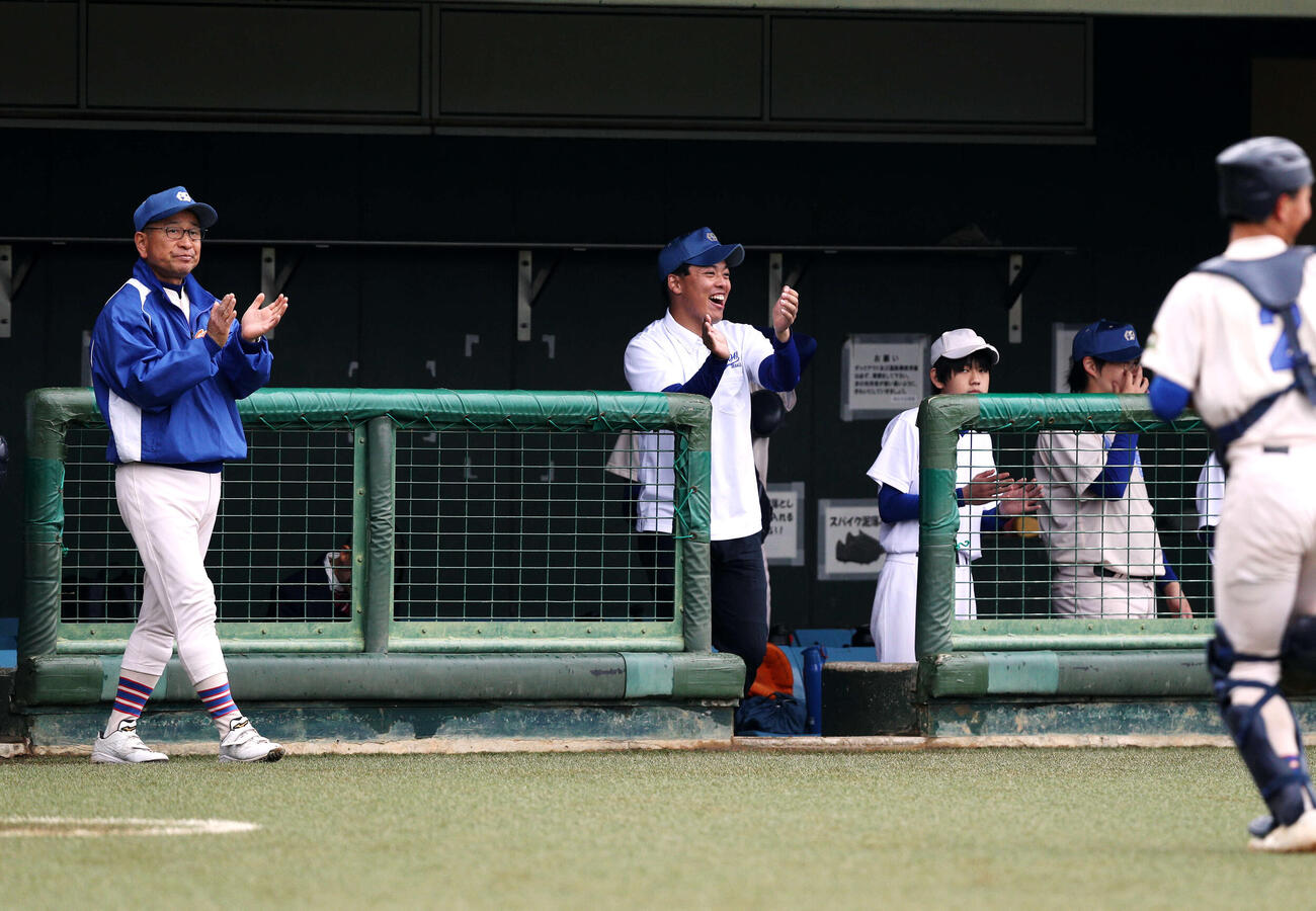 東北対仙台　仙台・笹口大輝部長（左から2人目）が4回、無失点に終えたナインを笑顔で迎えた