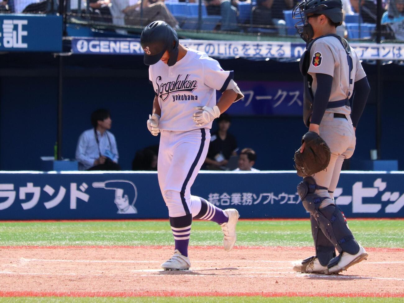 春季神奈川大会　横浜創学館対横浜　5回、左越えへソロ本塁打を放ち、勝ち越しのホームを踏む横浜創学館の近藤凛空（撮影・保坂淑子）
