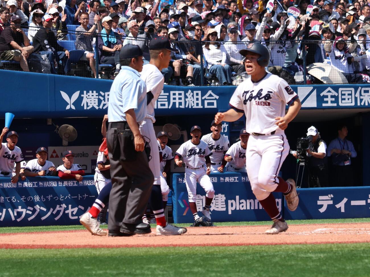春季神奈川大会　桐光学園対横浜　2回、2死一、二塁から暴投と捕手の失策で先制のホームを踏む桐光学園の周東希虎（撮影・保坂淑子）