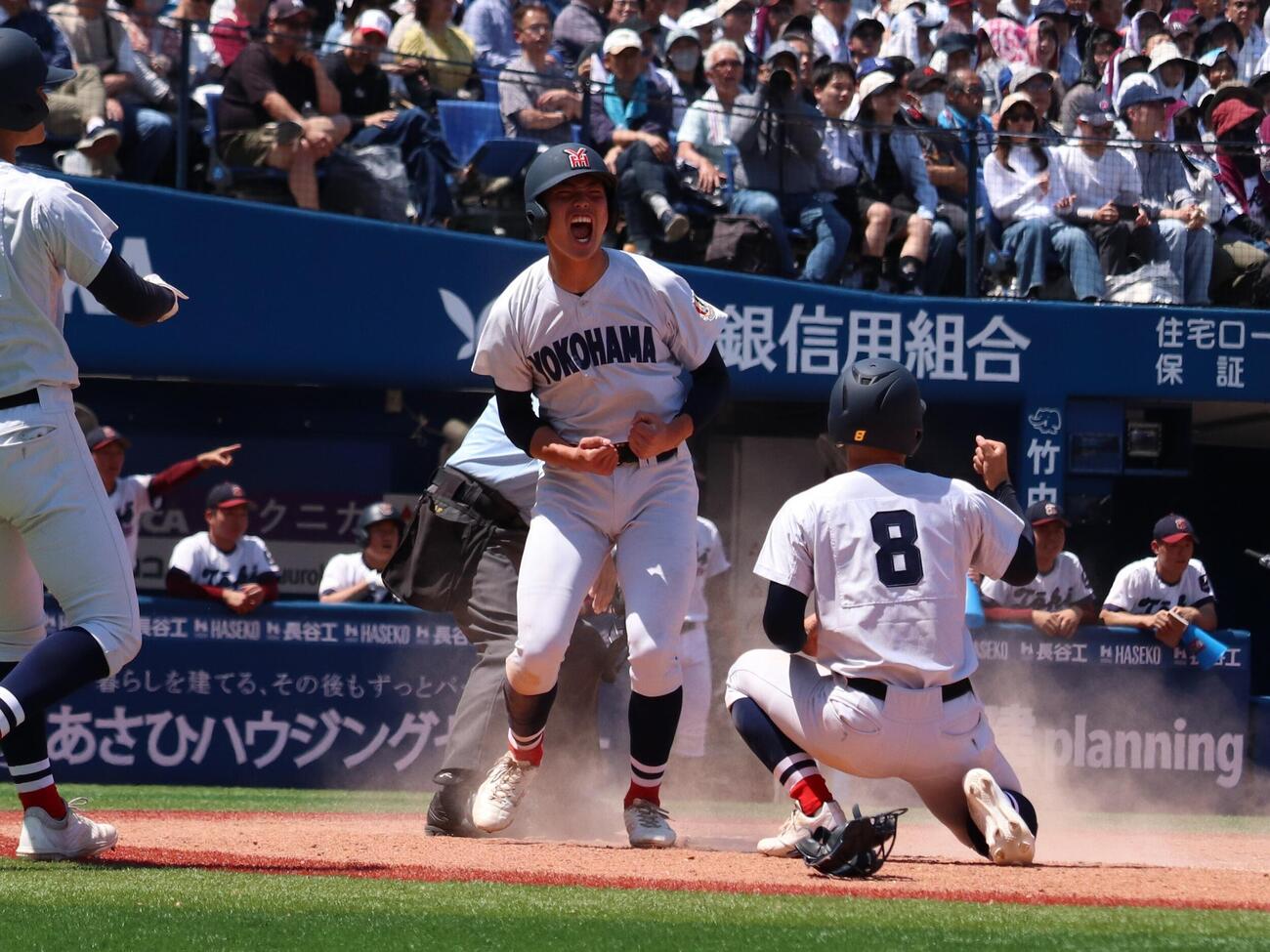 春季神奈川大会　桐光学園対横浜　5回、1死満塁から小林大雅の右前2点適時打で逆転のホームを踏む川上慧（撮影・保坂淑子)